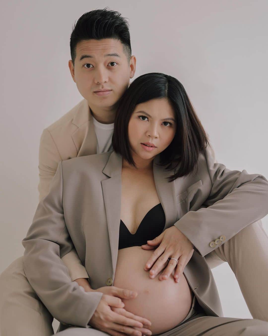 グレイシア・ポリーのインスタグラム：「May you always know, little one, that you were wished for, longed for, prayed for, and will forever be loved.  Maternity portraits of the blessed parents-to-be @greyspolii & @felixdjimin 👨‍👩‍👧   Photo by @bennylims  Styled @styled.by.nath @nathashaprisca @rennywijaya  #juniapics #juniamaternity」