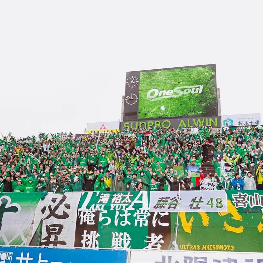 片山真人のインスタグラム：「【ガチャスタグラム 試合篇】  雨ん中のホーム開幕戦🏟⚽️ 勝ち切りたかった試合🔥 雨ん中の共闘、ほんまありがとう🙌  #明治安田生命j3リーグ 第4節⚽️ #ホーム開幕戦 🏟 #テゲバジャーロ宮崎 戦⚡️ #雨中 マッチ☔️ そんな天気でも6,880人もの仲間が来てくれた🔥 #感謝  #共闘  #ありがとう 🙌 結果は1-1のドロー決着🔥 #菊井悠介 選手の2試合連続ゴールで先制⚽️✨ #白熱 した試合‼️ #この勝点を次に繋げよ‼️  次も、 #ホームゲーム 🏟 #次は勝つ ☆☆☆  試合後には、#安田理大 後輩の引退セレモニー🎤✨ #ミチ お疲れさん👏 勝ってセレモニーさせてやりたかったけどな😭 #ミチの未知なる道を応援してます📣  #片山真人 #ガチャ は何でも屋発揮😎 #スポンサー 看板設置部隊🪧 #ゴール 設営部隊🥅 #テレビ松本 番組インタビューロケ🎤 #積水ハウス プレゼンツ アルWIN TV📺 今シーズンも気合い入れて敢行するぜ❤️‍🔥  さっきも言ったけど、今週もホームゲーム👍 #ガイナーレ鳥取 戦や⚡️ #松本山雅fc ホームゲーム🏟 #勝利 あるのみ🔥 #onesoul ☝️  次はまず晴らす☀️☀️☀️」