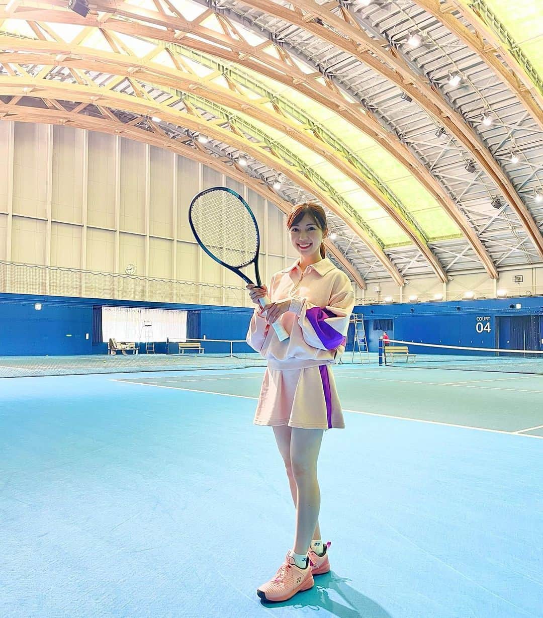 川又智菜美のインスタグラム：「有明テニス🎾 ⁡ かなり時差投稿になってしまいました😧 豪華な皆さんと楽しかったなぁ✨（2枚目💁‍♀️） やすお氏を囲む会みたいな写真ですね🤣 ⁡ にしても初めましての方いると テニス緊張しちゃいます😂 緊張するとうまくいかないから 本当にメンタルスポーツだなぁとしみじみ🥹 でもすっごく楽しかったな☺️ ⁡ #テニス #テニス女子 #tennis」