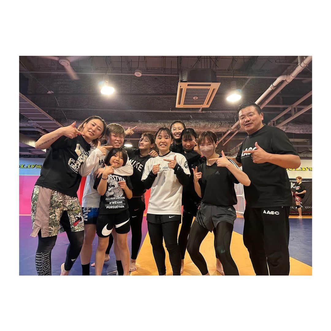 のインスタグラム：「シュートボクシング大阪支部 ファントム道場所属の風羽選手が  東京合宿にきたのでシーザージムと aaccとで練習😊‼️ （ピンクグローブ私とお揃いにしたらしい🤭かわいいなぁ）  MISAKIはじめ、その下の選手も 育ってきていて嬉しいです✨  毎日大荷物を抱えながら練習の日々。 試合まで後1ヶ月ちょい🔥🔥 がんばりまっす🔥🔥」