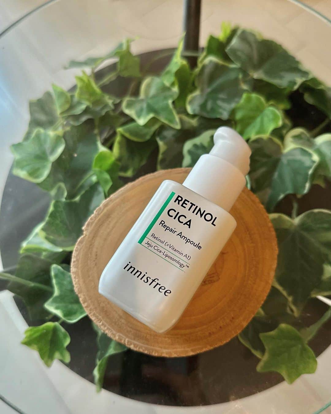 のインスタグラム：「お気に入りで2本目〜🌿 イニスフリーのレチノール シカ リペア セラム @innisfreejapan   韓国のでも日本でも大人気のレチノール＋シカ美容液✨ 肌トラブルが出やすい肌質だけど、このレチノールは低刺激処方。お肌の調子を整えてくれる✨ 常に家にストックしていたい😄 さっぱりしていて使いやすいよ✨  #innisfreejapan #イニスフリー #レチノールシカリペアセラム #レチノール #韓国コスメ #ベスコス #ベストコスメ #lips #pr」