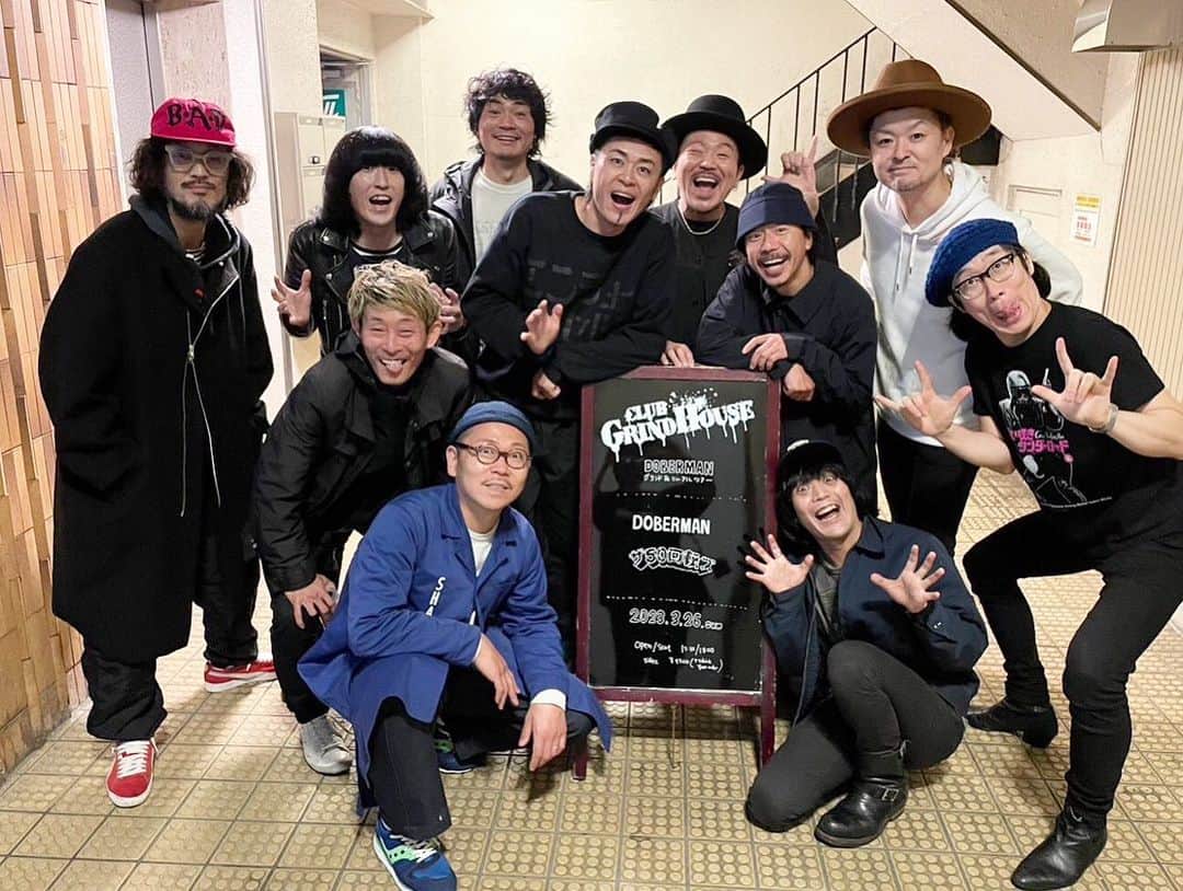 のインスタグラム：「． ． ザ50回転ズとの四国ツアー 多幸感溢れる2日間  50回転ズライブはもちろんサイコウ🔥  ダニー ドリー ボギーとアメリカツアーで出会って15.6年 あの頃から変わらず気のいい3人で居心地もサイコウ◎  一緒に回れてよかった〜ありがとう🤙  協力してくれた 高松DIME、徳島GRINDHOUSE、 DUKEエドちゃん、感謝です。  近くからも遠くからも パーティーしにきてくれた みんなもいつもありがとう🙏  また一緒にライブする約束をして、、 旅は続くよ！ ピス！  📸 @okb1020   #doberman_ska #ドーベルマン #ザ50回転ズ #チャッピーウレシソウ」
