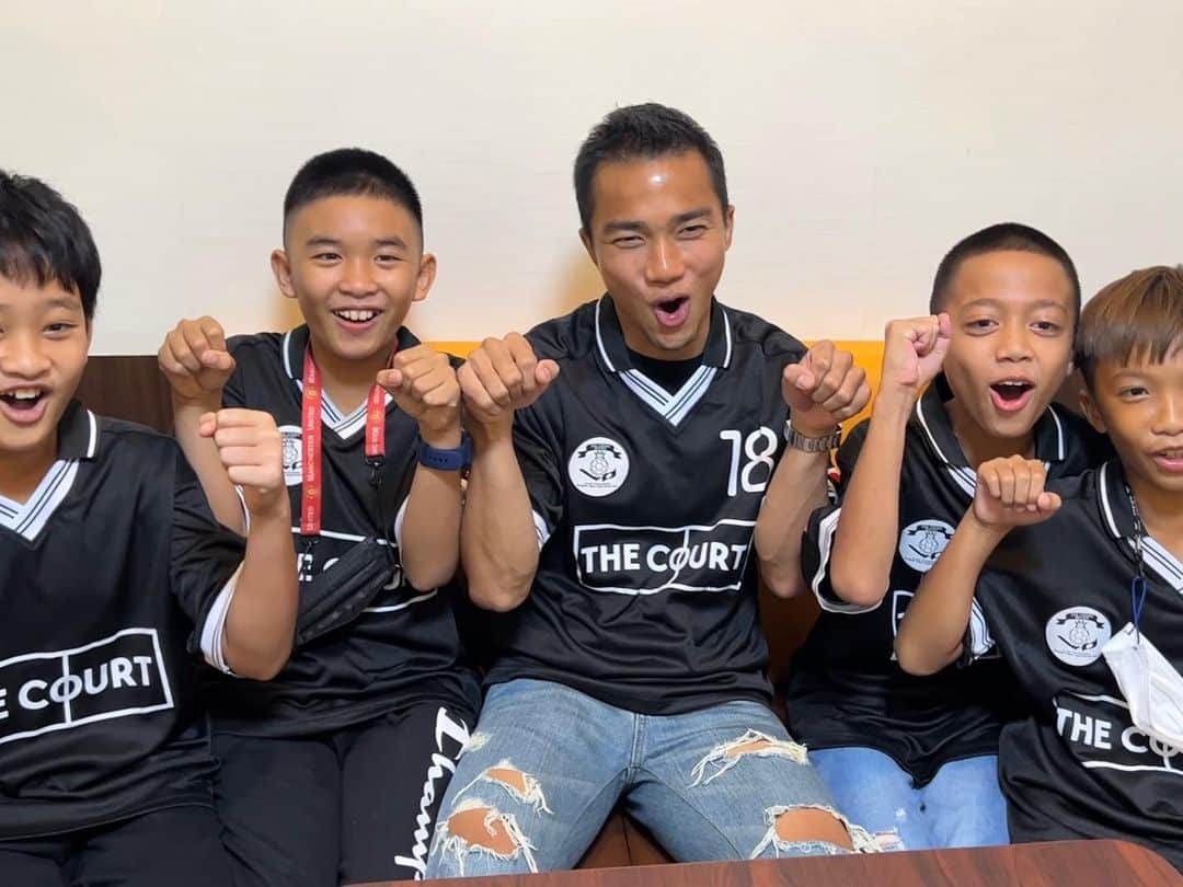 下地奨さんのインスタグラム写真 - (下地奨Instagram)「タイの国営放送で登録者数721万人のYouTube チャンネルを持つPBS (日本でいうNHK)さんとのミーティング。   タイの子どもたちを日本に連れていきJリーグを観せるストリートサッカープロジェクト @thecourt.2022  を取りあげてくれます。   日本の文化を伝える10年以上続いている番組  ดูให้รู้(ドーハイルー)で6月4日放送予定です。  Meeting with PBS, Thailand's national broadcaster and YouTube channel with 7.21 million subscribers.  They will be filming my street football project to bring Thai children to Japan to watch the J-League.  The program ดูให้รู้(Dohiru) has been running for more than 10 years and will be aired on June 4.」3月27日 19時06分 - sho_shimoji