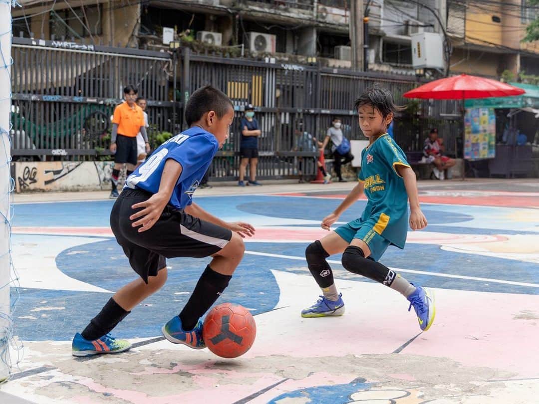 下地奨さんのインスタグラム写真 - (下地奨Instagram)「タイの国営放送で登録者数721万人のYouTube チャンネルを持つPBS (日本でいうNHK)さんとのミーティング。   タイの子どもたちを日本に連れていきJリーグを観せるストリートサッカープロジェクト @thecourt.2022  を取りあげてくれます。   日本の文化を伝える10年以上続いている番組  ดูให้รู้(ドーハイルー)で6月4日放送予定です。  Meeting with PBS, Thailand's national broadcaster and YouTube channel with 7.21 million subscribers.  They will be filming my street football project to bring Thai children to Japan to watch the J-League.  The program ดูให้รู้(Dohiru) has been running for more than 10 years and will be aired on June 4.」3月27日 19時06分 - sho_shimoji