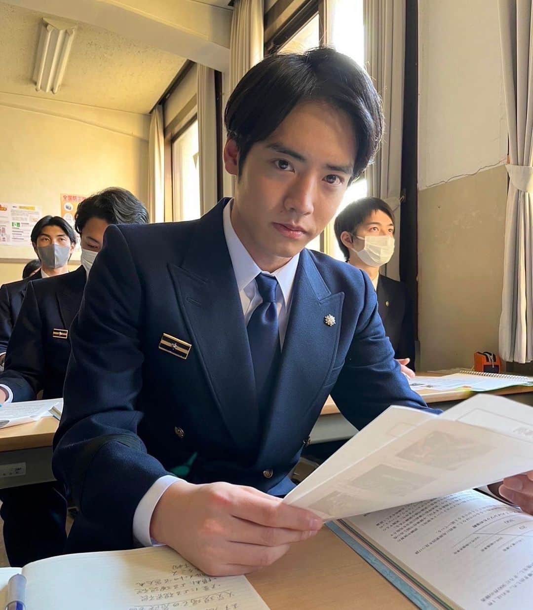 ペンディングトレイン-8時23分、明日 君とさんのインスタグラム写真 - (ペンディングトレイン-8時23分、明日 君とInstagram)「. 大好評だった赤楚さんの制服姿、新しいオフショットをお届けです🫰🏻  Twitterもぜひ見てみてください🫣🧚🏻‍♀️  #ペンディングトレイン #ペントレ #赤楚衛二」3月27日 19時06分 - p_train823_tbs