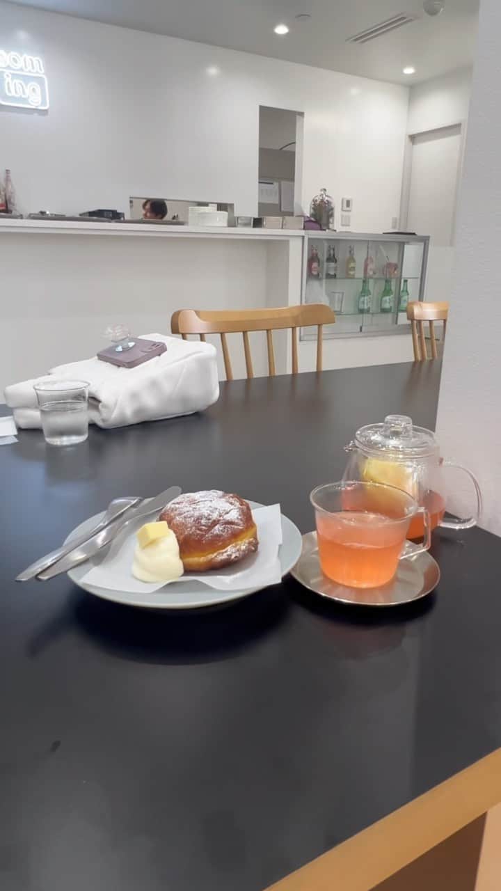 のインスタグラム：「ダチと過ごす休日#もはやダチに甘酸っぱい恋をしてしもて#cheesecake #cafe#浜松カフェ #まさかの🦍達とカフェ#最後は肉で安定する俺ら卍#squidink#villshana #茉ひる#ダチ」