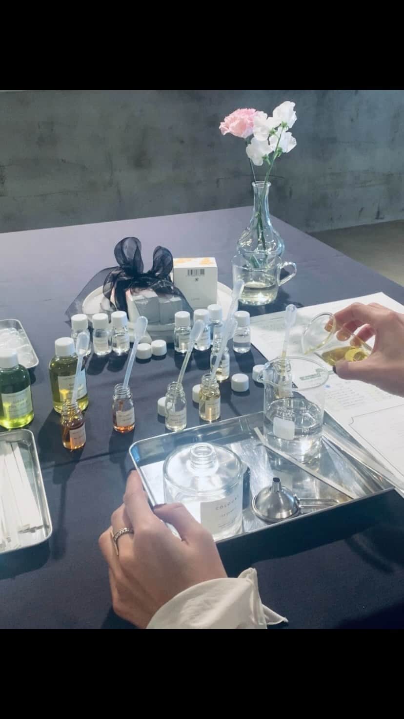 LiLyのインスタグラム：「香りのワークショップ🧪✨ by @thepublicorganicofficial  精油フェチにはたまらない会💍  自律神経を測定し、 今の自分に必要な精油を 調合し、オリジナルの ルームフレグランスを。  教えていただき 手作りした オリジナルレシピの 香り、あまりに 気に入りすぎて もったいなくて... あえて stick2本で 香らせて いますin Bed.♡  シャンプーも みんな大好きな p.o.ですが スキンケア ラインが また.. 信じられない くらい 素晴らしくて..  ここまで 精油の香り maxな クレンジング、 化粧水、乳液は 初めてで大感激！！  100回以上 リピります これは。 ほんとうに。  最高の香りと 大興奮スキンケアに 出逢えて幸せ..!!  ちなみに、 自律神経測定結果ですが▶︎  大安定の良好◉でました。 大吉より嬉しい。リアル。w  #香り #精油 #自律神経」