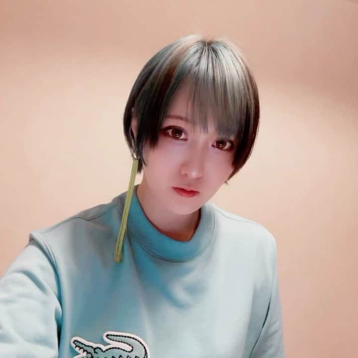 のインスタグラム：「髪の毛成長記録◎ 脳波アートの実験で2mm坊主にしてからついに12ヶ月目。 もうすっかり普通のショートヘアだ！ My hair 12months after shaving for Brain waves art experiment.  #坊主女子 #ベリーショート #アシメショート #髪の毛成長記録 #haircolor #hairstyle #坊主から伸びるまで #坊主から1年  #定例投稿」