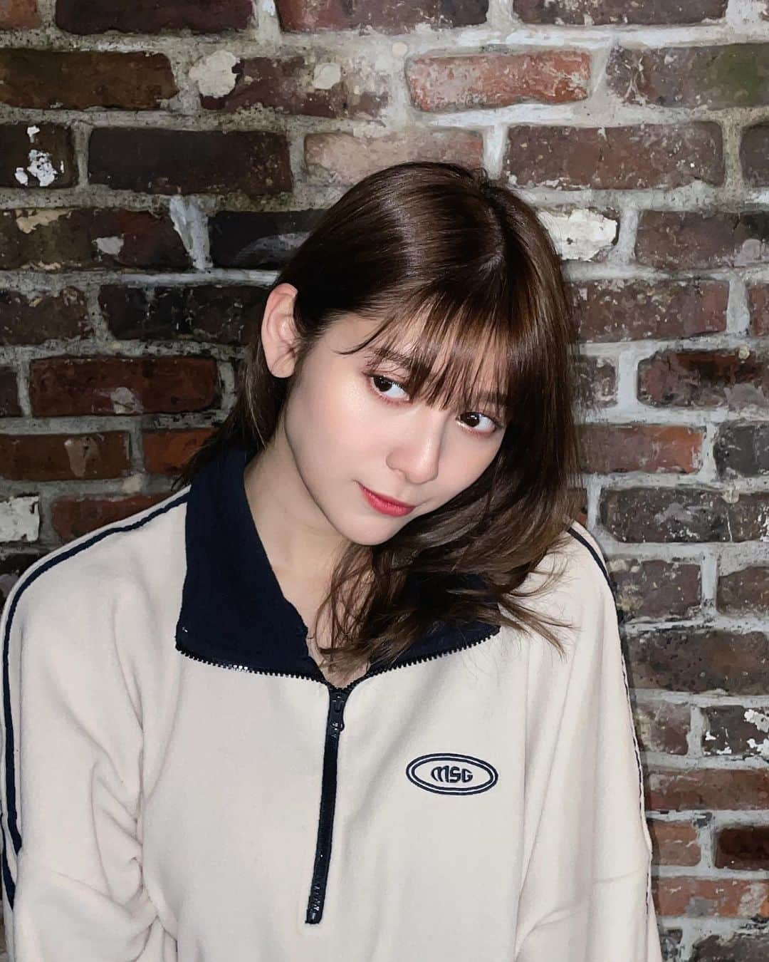 アンジェラ芽衣のインスタグラム：「美容院にメンテナンスへ🙆‍♀️ 今回は透明感重視で！ 最初は濃いめに入れて 元々の明るさを活かして、色落ちと共に透明感がどんどん増していく 長く長く楽しめるカラーに🥰  カラーしたての今でも 光が当たると透け感が︎︎☺︎ ここ最近で特にお気に入りカラー！  @kentarou_iida @peekaboosalonsofficial  #peekaboo #原宿 #原宿明治通り店 #ピークアブー」