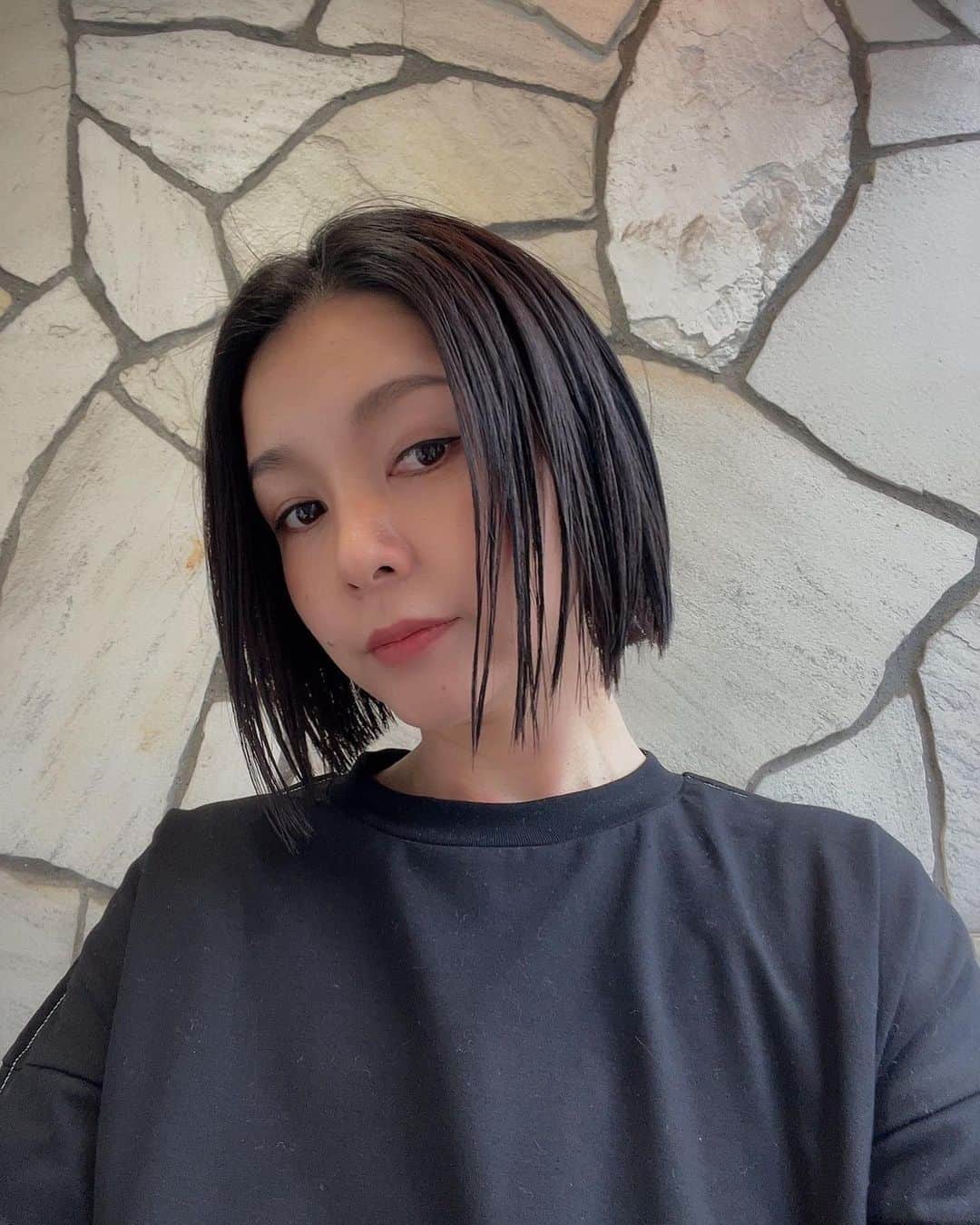 日下裕江のインスタグラム：「念願の✨ 髪をバッサリ✂️  久しぶりのボブ✨ だけど、以前より短く切りましたょ。  仕事柄、 自由に髪を切れないので、 年月をかけ、 相談しながら、  以前からしてみたかった ヘアスタイルにできました✨  テンション上がる⤴︎⤴︎⤴︎  後ろ姿って意外とちゃんと見れてなくて、写真撮ってみて、こんなに長かったのかと驚き‼️  そして、こんなに短くなりました✨  軽い〜♪ 楽ちん〜♪ スッキリ〜♪  いつも素敵にカットしてくださる @cross_kitazawa さん有難うございます✨  カットが上手なので、 安心してお願いできます🙏❀.*･ﾟ  念願のヘアスタイルで、 その日の気分や服装に合わせ、 ヘアアレンジ色々楽しもうっと♪  ワクワクが止まらない♡⸝⸝⸝⸝ るんるん🎶  #セミボブ #ボブ #ボブヘア #ヘアカット #ヘアスタイル #美容室 #美容院 #crosshairmatters」
