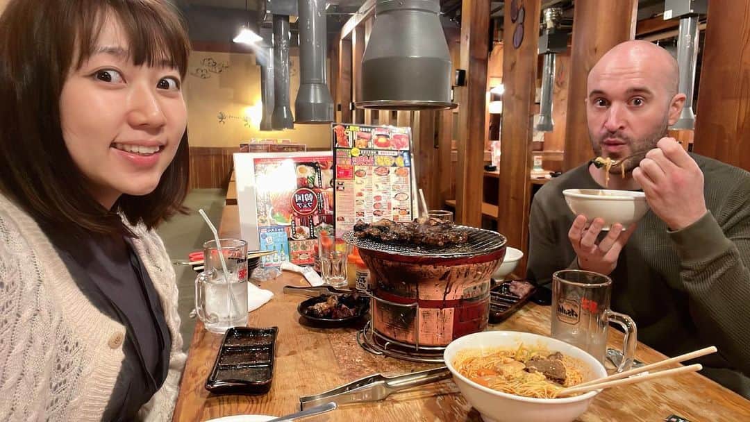 のインスタグラム：「ちょ、この再会激アツじゃない？😭 焼肉食べて撮影して車でホテルまで送ったよ😭✨ 今日本でいっぱい恩返しできるのが嬉しくてたまらん😭😭 なんでもご馳走する😭😭😭 いっぱい足になる😭😭っww もう帰るまでうるさいほど日本堪能してもらうわ😭😭😭😭😭いつもありがとうAly😭😭😭😭   #焼肉」