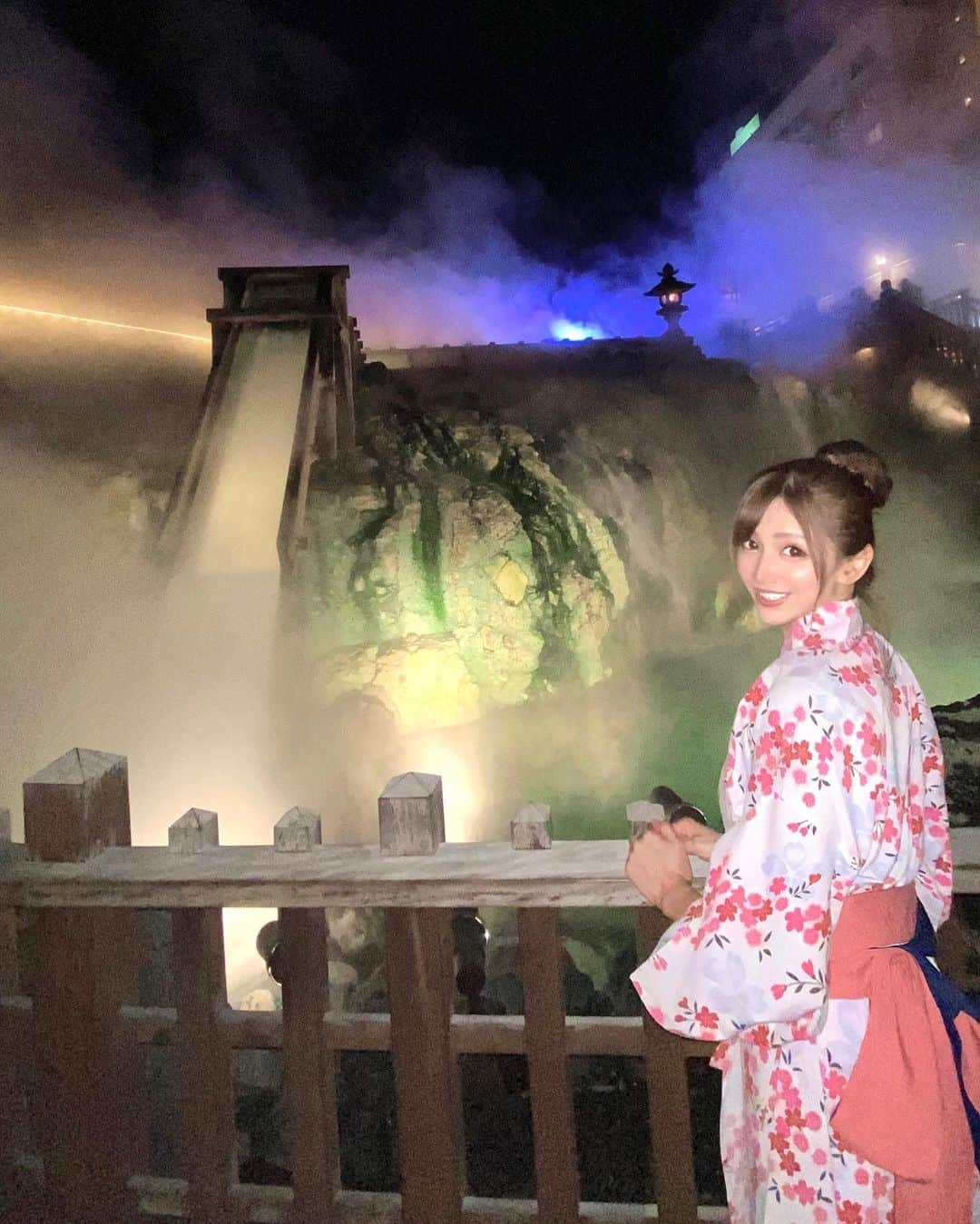 AIのインスタグラム：「草津温泉♨️ ＊ ＊ 真冬の寒い中、気合いで浴衣で湯畑見に行って来た👘🧡笑  お昼も夜も行ったけど、やっぱり夜の方がライトアップされてて綺麗だった😆✨  湯もみショーはなかなかジワる感じだったけど、最後だけいきなり激しくなって驚いた🙄 興味ある人は1度見てみて😂w  #草津温泉 #湯畑 #ライトアップ #浴衣 #浴衣女子 #湯もみ #湯もみショー #時間差投稿」