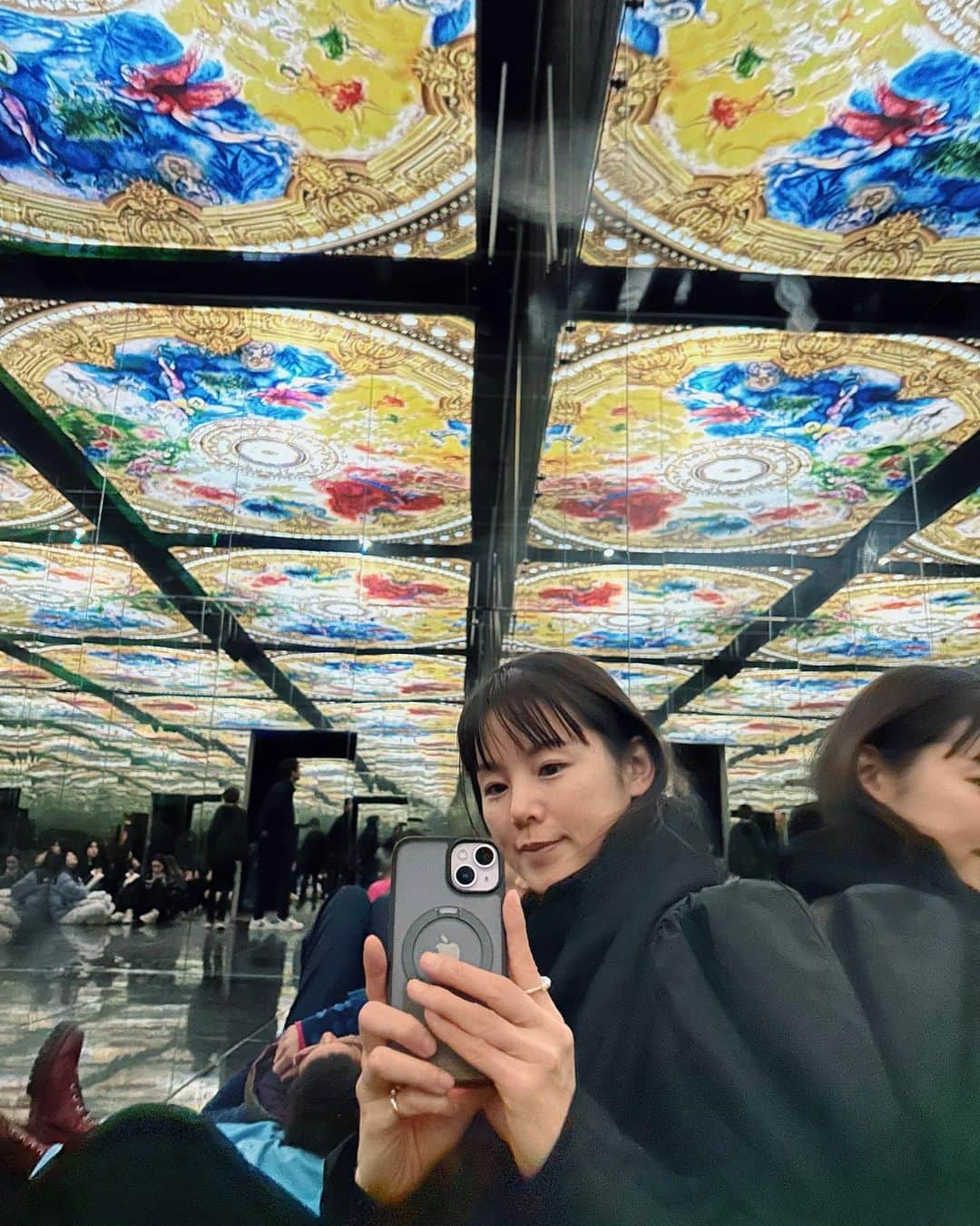 小西真奈美さんのインスタグラム写真 - (小西真奈美Instagram)「皆さん、Netflixの『エミリー、パリへ行く。』って見たことありますか？  エピソード1だったかな？ そこに出てくるゴッホ展のデジタル美術館が面白そうで調べたら、なんとシャガール展をやっていまして！  もぅ、 めちゃくちゃ最高でした！  なんというか… 自由な空間で、楽しみ方も自由、壁によりかかっても、水を覗いても、地べたに座っても、 どうやって観てもOK。 全身で色々感じられる空間でした。  なかでもめちゃくちゃ良かったのが床以外、天井も全て鏡の部屋。 楽しくてワクワクして、豊かな気持ちになれる時間でした。  #アトリエデリュミエール #美術館 #シャガール #エミリーパリへ行く #パリ #遠足 #小西真奈美」3月27日 19時17分 - manami.official