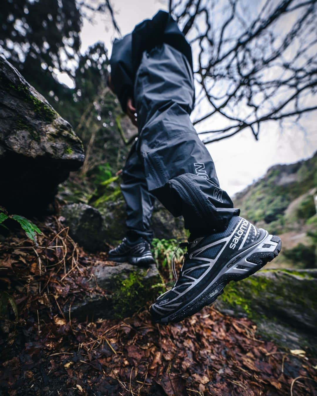 lute / ルーテのインスタグラム：「atmosとSalomonによる世界初のコラボレーションモデルが発表された。  atmos (@atmos_japan) とSalomon (@salomon_japan) から、世界で初のスニーカーショップとのコラボレーションモデル「XT-6 FOR ATMOS “STARS COLLIDE”」が登場する。  Salomonの中でも非常に人気が高いモデルである「XT-6」をベースに作成された本作。“天体衝突”をコンセプトに宇宙に散らばった星屑が輝きを放っている瞬間を、Salomonの名作モデル「XT-6」に落としこんでいる。   atmosが原宿に誕生した2000年初期、コラボレーションスニーカーに多く用いた“星柄”のリバイバルとコンセプトを重ねてデザインされた。スニーカーショップとしては世界初のSalomonとのコラボレーションが実現した記念すべき一足であるとともに、atmosの過去と未来を反映させたスペシャルアイテムとなっている。  メインビジュアルには、アーティストのみならずアートディレクターやモデルなど多くの顔を持つ「IO」 (@iointheday) と、モデルとして活躍する「在原みゆ紀」 (@ariharamiyuki) を起用。 HIKEとCITYを舞台に、世界で活躍するフォトグラファー「RK」が撮り下ろした渾身のビジュアルにも注目。  【PRODUCT】 ITEM：XT-6 FOR ATMOS “STARS COLLIDE” COLOR : BLACK SIZE：23cm – 29cm,30cm, 31cm PRICE：¥27,500-(tax included)  【 XT-6 FOR ATMOS “STARS COLLIDE”】抽選詳細 受付期間：2023年4月1日(土) 9:00～2023年4月7日(金) 8:59 特設サイト：https://www.atmos-tokyo.com/lp/salomon-xt6-for-atmos (3/31 18:00公開)」