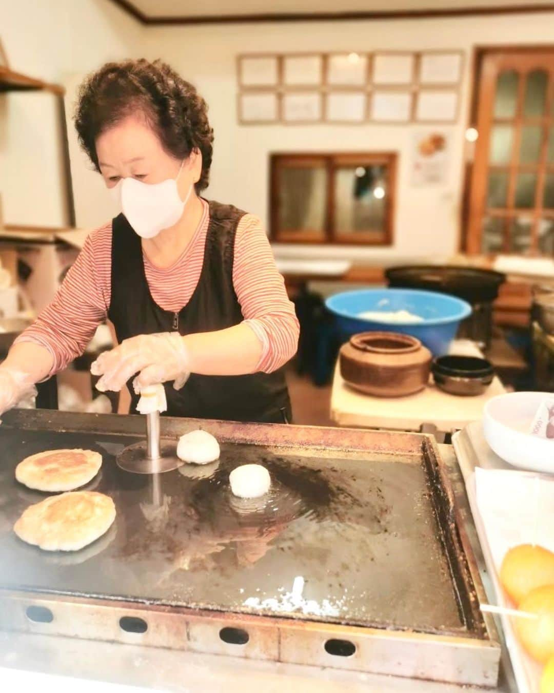 きいたんさんのインスタグラム写真 - (きいたんInstagram)「🇰🇷 ⁡ ⁡ 初チマチョゴリ🌸 いつも時差投稿すぎて勘違いされちゃうけど 韓国行ったのは4ヶ月前です🙄 ⁡ ⁡  #チマチョゴリ #チマチョゴリ体験 #チマチョゴリレンタル #北村韓屋村 #북촌한옥마을 #치마초고리 #ちまちょごり #韓服体験 #韓服レンタル #韓服 #한복 #ハンボク #韓国女子旅 #韓国女子会 #ソウル女子旅 #ソウル旅 #ソウル旅行記 #ソウル旅行 #韓国旅行好きな人と繋がりたい #韓国旅行情報 #韓国旅行🇰🇷 #インフルエンサー　#インスタグラマー #旅#tabinikki#旅ジェニック #tabigenic#trip #tripgram #travelgram ⁡ ⁡ ⁡ ⁡ ⁡ ⁡ ⁡ ⁡ ⁡ ⁡ ⁡ ⁡ ⁡」3月27日 19時19分 - k11_tan