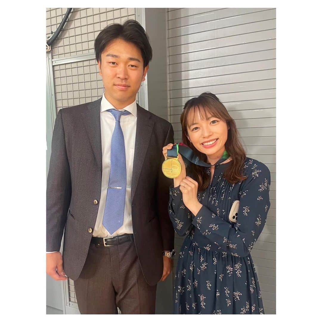 阿部芳美さんのインスタグラム写真 - (阿部芳美Instagram)「#髙橋宏斗 投手が中京テレビに⚾️✨ WBCの優勝メダルを 特別に首にかけさせて頂きました…😭🏅 お、重かった…！ ありがとうございました🙇‍♀️  ご本人におめでとうございますが 伝えられて嬉しかったです！🥹  金曜日はいよいよプロ野球開幕🔥 楽しみですね〜！！  昨晩、スマホの野球ゲームで Sランクの髙橋投手が当たり 大興奮した阿部でした📱⚾️笑  #球春到来 #プロ野球  #wbc #優勝おめでとうございます  #中日ドラゴンズ」3月27日 19時19分 - yoshimi_abe0410