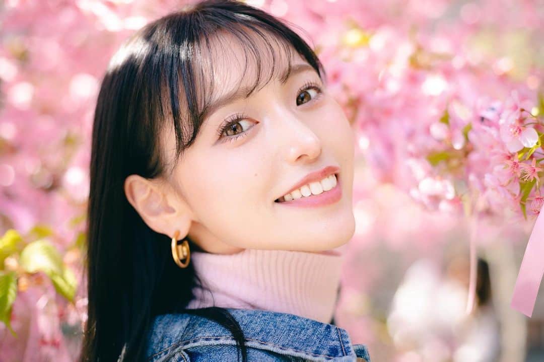 引地裕美のインスタグラム：「🌸🌸🌸  やっと晴れたね🌞  まだ桜散らないで🕊ཾུ  #河津桜 #桜 #sakura #お花見コーデ #春コーデ #桜神宮  #UMine #japan #옷스타그램 #데일리룩 #코디스타그램 #每日穿搭 #일본 #얼스타그램 #照片 #粉我 #japanesegirl」