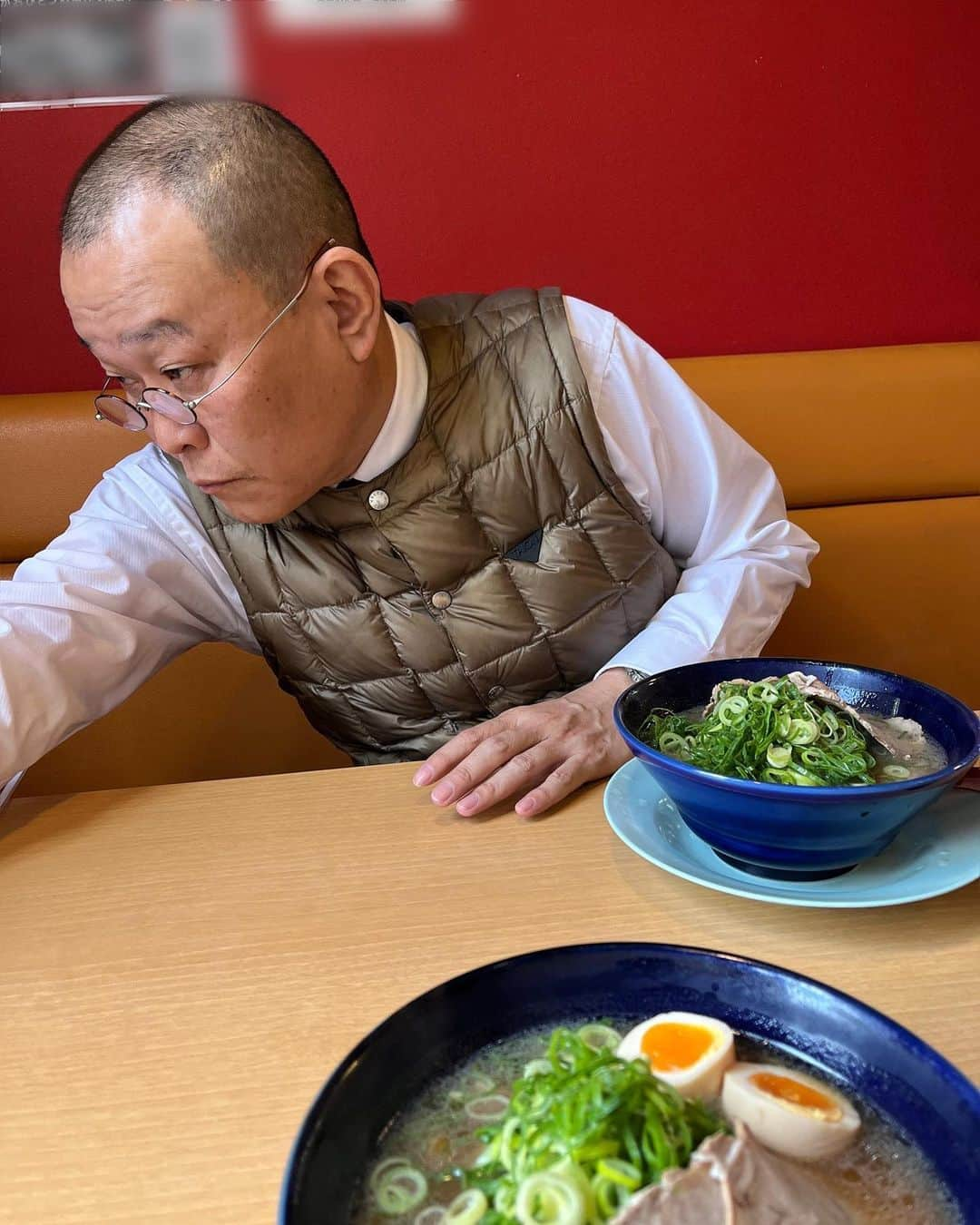 千原ジュニアさんのインスタグラム写真 - (千原ジュニアInstagram)「30年振りぐらいにせいじと2人きりでラーメン食べた。 お兄ちゃんお箸取ってくれた。 お兄ちゃん奢ってくれた。  #千原兄弟 #千原せいじ」3月27日 19時22分 - chihara_jr