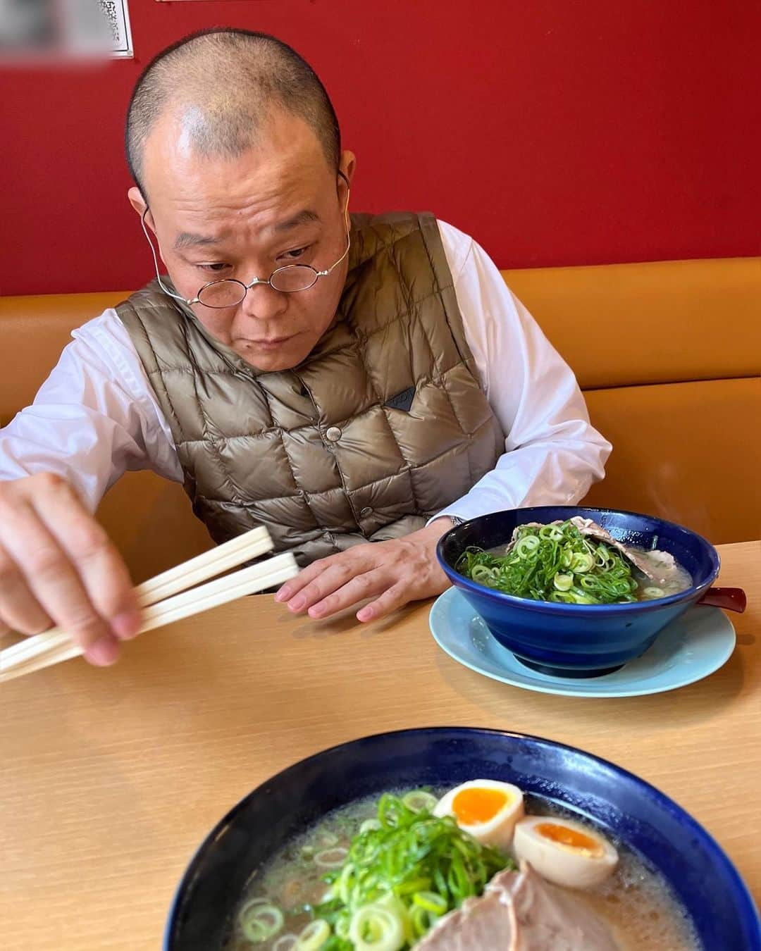 千原ジュニアさんのインスタグラム写真 - (千原ジュニアInstagram)「30年振りぐらいにせいじと2人きりでラーメン食べた。 お兄ちゃんお箸取ってくれた。 お兄ちゃん奢ってくれた。  #千原兄弟 #千原せいじ」3月27日 19時22分 - chihara_jr