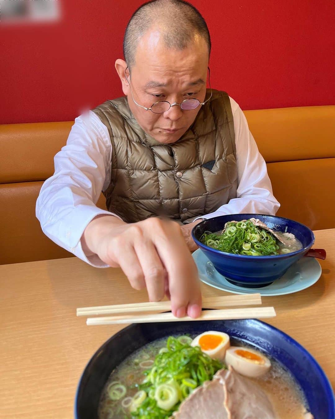 千原ジュニアさんのインスタグラム写真 - (千原ジュニアInstagram)「30年振りぐらいにせいじと2人きりでラーメン食べた。 お兄ちゃんお箸取ってくれた。 お兄ちゃん奢ってくれた。  #千原兄弟 #千原せいじ」3月27日 19時22分 - chihara_jr