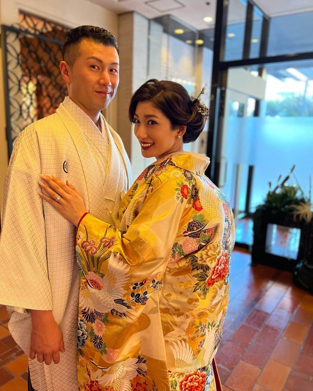 服部由紀子さんのインスタグラム写真 - (服部由紀子Instagram)「azumiちゃん、tatsuyaさんの結婚式。  ゴールドの打掛のお色直しに合わせた絶妙な色のヘッドパーツは 菊のお花とユキヤナギ。  ゴールドの打掛にパキっとした色味を持ってくると、  昔っぽくなってしまうから、  くすみピンクの色と白をチョイス。  ユキヤナギのカーブを利用して、 簪のように。  生花もお任せしてくださってありがとうございました♡  和装のヘッドパーツは大きさを変えて、 3種類以上の花材を組み合わせることがおすすめです🫡✨  和装を着られる花嫁様、 参考にしてみてくださいね♪  2人のカッコよく大人なウェディングの雰囲気。 とっても大好きです。  素敵でしたー！  #プレ花嫁#東京花嫁#横浜花嫁#前撮り#結婚#軽井沢花嫁#ホテルウェディング#服部由紀子#2023春婚#ヘアメイク#白無垢ヘア#ブレストンコート花嫁#2023冬婚#ウェディングブーケ#情熱大陸#ウェディングブーケ#ブーケ#東京前撮り#名古屋花嫁#丸の内前撮り#weddingphotography #wedding #audreyhepburn #ブーケ #ブーケデザイン#boutique #bouquet #weddingbouquet  #前撮りヘア#ブーケトス」3月27日 19時24分 - ceu0116