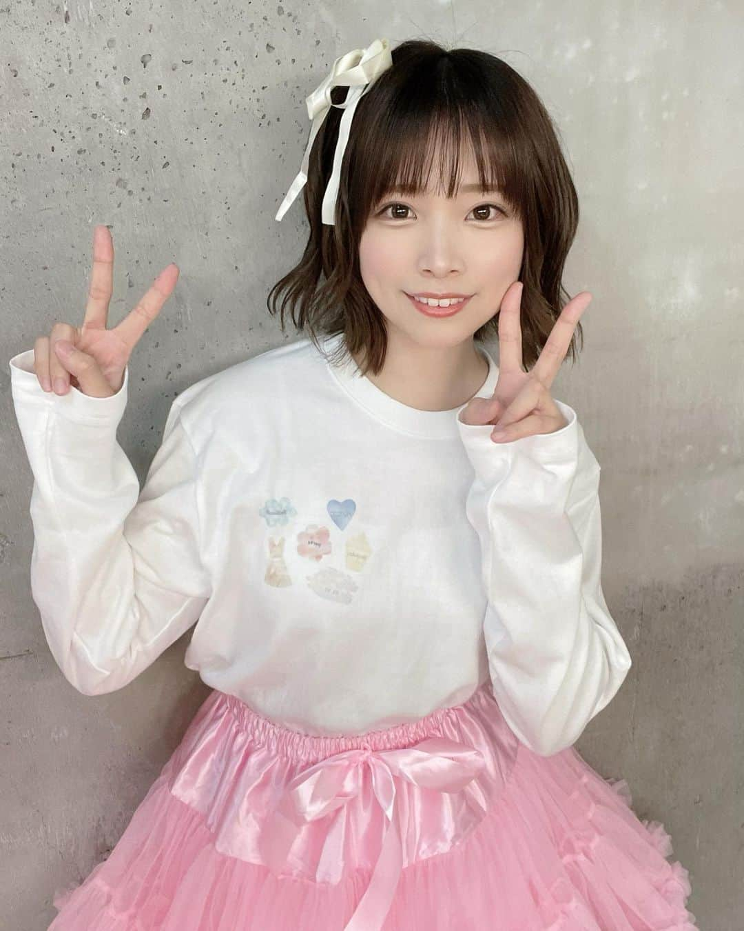 高橋みのりさんのインスタグラム写真 - (高橋みのりInstagram)「ひっっさしぶりのアイドルな日☺︎🎀  可愛い格好は久しぶりで ドキドキしちゃったけどどうかな？😳  (少し照れ恥ずかしいので1枚目をパーカーの写真にしちゃった笑！2枚目の写真も見てみてね😳)  髪色も調子が良くてるんるんるるるん！ 堀川さん @fons_horikawa  いつもありがとうございます🥰 暗めの髪色でも重く見えないのがお気に入り☺︎  #表参道 #表参道美容室 #fons #keboz #アイドル #リボン」3月27日 19時25分 - tminori_1212