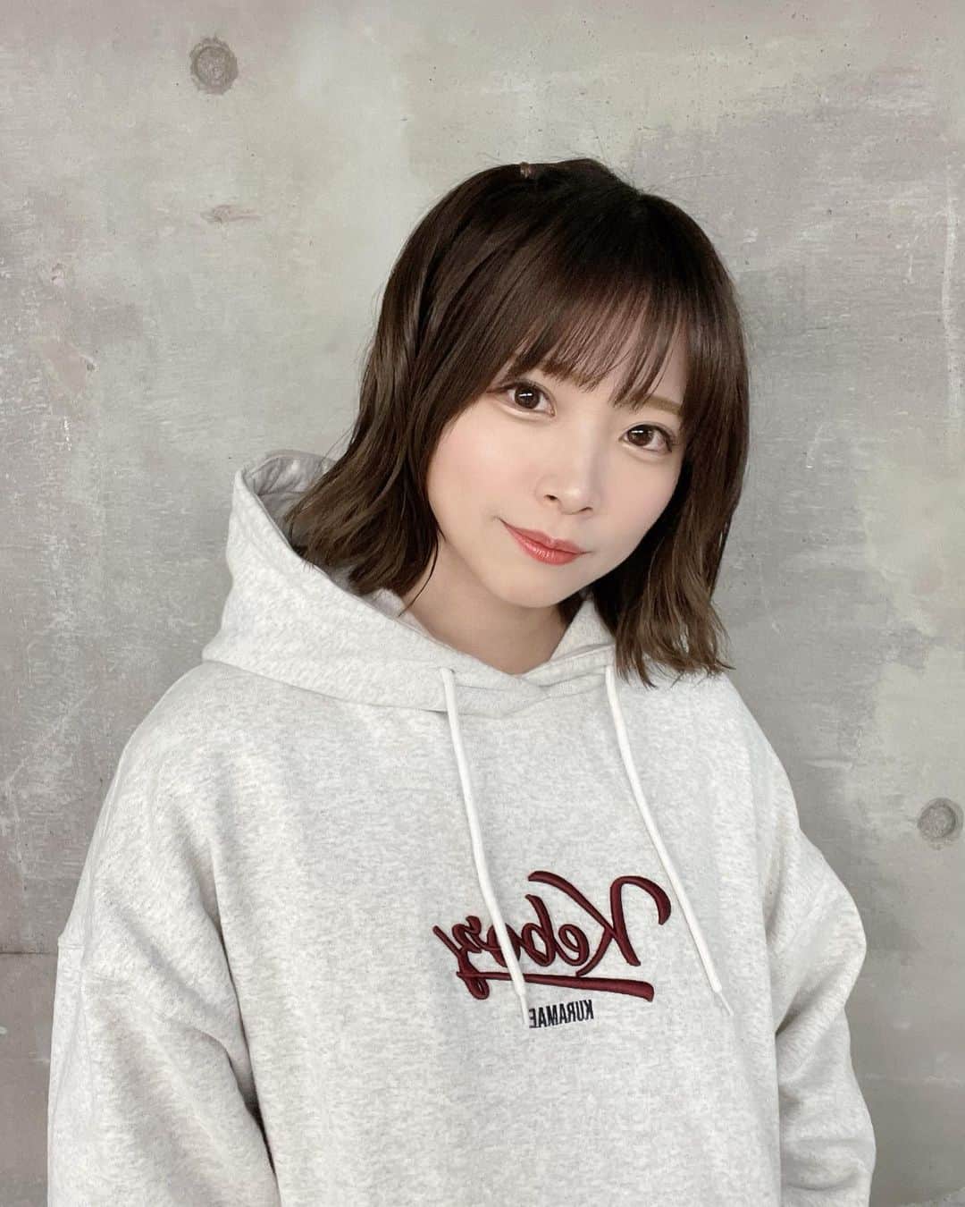 のインスタグラム：「ひっっさしぶりのアイドルな日☺︎🎀  可愛い格好は久しぶりで ドキドキしちゃったけどどうかな？😳  (少し照れ恥ずかしいので1枚目をパーカーの写真にしちゃった笑！2枚目の写真も見てみてね😳)  髪色も調子が良くてるんるんるるるん！ 堀川さん @fons_horikawa  いつもありがとうございます🥰 暗めの髪色でも重く見えないのがお気に入り☺︎  #表参道 #表参道美容室 #fons #keboz #アイドル #リボン」