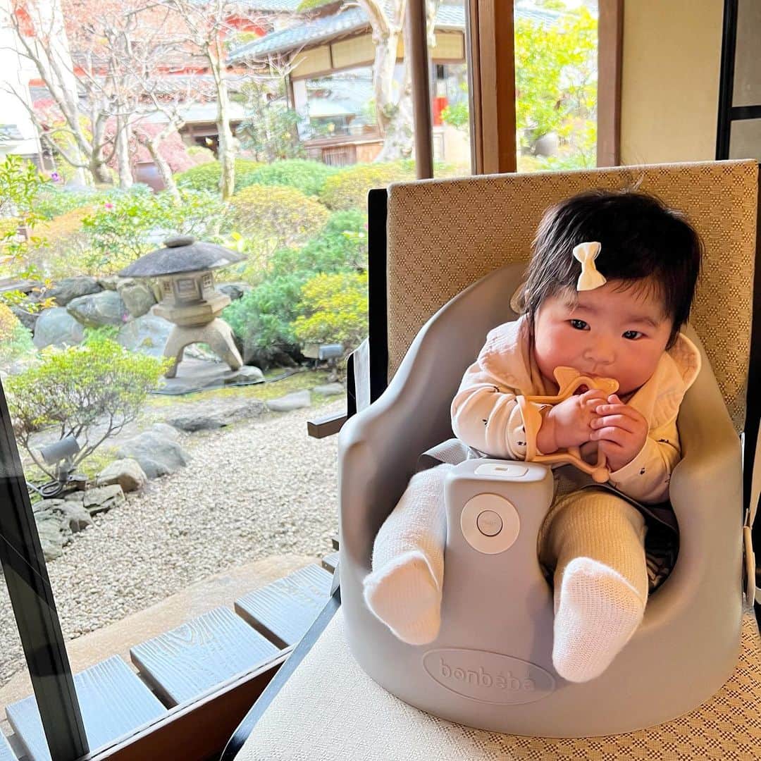 樋浦舞花さんのインスタグラム写真 - (樋浦舞花Instagram)「・ 我が家で大活躍すぎるベビーチェア💺🫧 本当に本当に大助かりグッズでおすすめなので紹介しますっ🫡🫶🏻  セカンド抱っこ紐を使い倒した @smorbi_jp の bonbebe多機能ジャンボシート💺  あんちゃんお座りはまだ完全にできないけど 3ヶ月過ぎてから寝っ転がってるより大人と同じ目線でいる方が楽しそうで…！ ベビーチェアを探していて このsmorbiの多機能チェアに決めました❣️  このチェアの何よりの特徴は 首座り前から最長5年使用可能で 赤ちゃんの成長に合わせたいろーんな使い方ができること❤️‍🔥  テーブルを設置できるから 食事用テーブルやトイテーブルに使えたり  ダイニング椅子に固定することが出来たり  カートモードにできてリードで遊ぶことが出来たりなどなど  本当にたくさんの機能があるの！最高🥹  パーツとか別途購入する必要はなく 最初から全部セットでついてくるのも嬉しい🥹❤️‍🔥  余裕のあるサイズ感だからムチムチ赤ちゃんでも安心だよ😙  頭とお尻のクッションも可愛いし座り心地良さそう😍  我が家では毎日かなり使っていて あんちゃんの気分転換になってて しばらくニコニコおもちゃで遊んでくれてたり グズグズの中家事とかしなきゃな時は 洗面所とかキッチンまでチェア持ってきて 座らせてるとご機嫌に待っててくれるの！ 超助かってる😭🙏🏻❤️‍🔥  外出先にも持って行って 付属のベルトを大人の椅子に取り付けると 嬉しそうにしてるの可愛い＆抱っこしてなくていいの楽すぎるー😆🫰🏻  離乳食もしばらくはこのチェアであげる予定🤭（シリコンビブもセットでついてくる❣️）  これからもだいぶ長いことお世話になりそうな予感😆❤️❤️  ベビーチェア探してる人はめっちゃオススメだよー🫶🏻💓  @smorbi_jp のベビーアイテムは本当に信頼しかなくて 何か欲しい時はまずsmorbiのサイトチェックしてる🫣笑 どれも買いやすい価格帯だし ベビーグッズの激推しブランド！！♡  いろーんなアイテムがあるからぜひ見てみて😀  私はこれからの時期にスリング抱っこ紐、 梅雨に向けてベビーカーのレインカバーが気になってる🤭  #ベビーチェア #スモルビ #ローチェア #ハイチェア #第一子出産 #第一子誕生 #女の子ママ #女の子ベビー #第一子妊娠 #マタニティライフ #マタニティ生活 #新米ママ #子育て #子育てママ #子育て日記 #ママ垢 #親バカ #親バカ部　#ベビフル #ママリ #コドモノ #成長記録 #令和4年ベビー #寅年ベビー #生後6ヶ月  #赤ちゃんのいる生活 #赤ちゃんのいる暮らし #ベビスタグラム」3月27日 19時27分 - hiura_maika