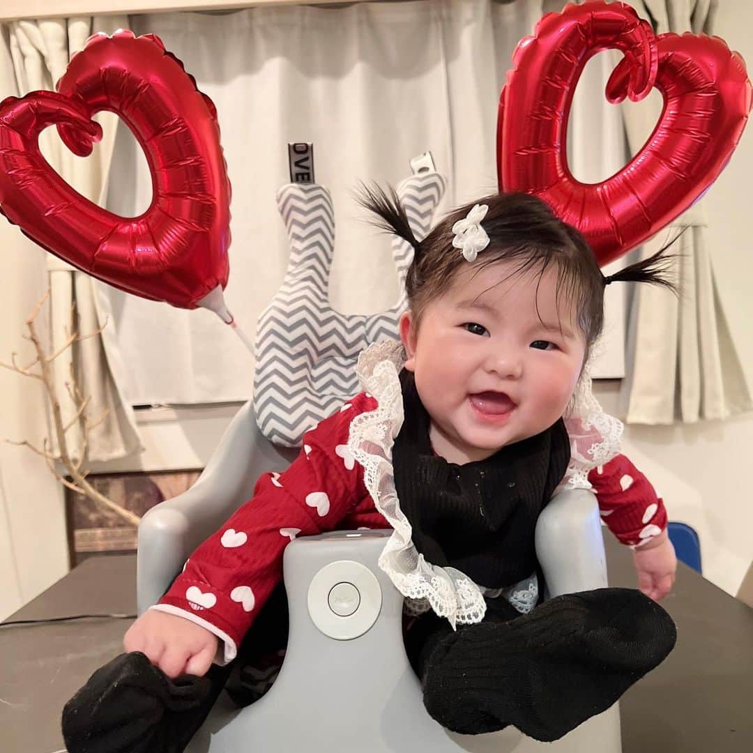 樋浦舞花さんのインスタグラム写真 - (樋浦舞花Instagram)「・ 我が家で大活躍すぎるベビーチェア💺🫧 本当に本当に大助かりグッズでおすすめなので紹介しますっ🫡🫶🏻  セカンド抱っこ紐を使い倒した @smorbi_jp の bonbebe多機能ジャンボシート💺  あんちゃんお座りはまだ完全にできないけど 3ヶ月過ぎてから寝っ転がってるより大人と同じ目線でいる方が楽しそうで…！ ベビーチェアを探していて このsmorbiの多機能チェアに決めました❣️  このチェアの何よりの特徴は 首座り前から最長5年使用可能で 赤ちゃんの成長に合わせたいろーんな使い方ができること❤️‍🔥  テーブルを設置できるから 食事用テーブルやトイテーブルに使えたり  ダイニング椅子に固定することが出来たり  カートモードにできてリードで遊ぶことが出来たりなどなど  本当にたくさんの機能があるの！最高🥹  パーツとか別途購入する必要はなく 最初から全部セットでついてくるのも嬉しい🥹❤️‍🔥  余裕のあるサイズ感だからムチムチ赤ちゃんでも安心だよ😙  頭とお尻のクッションも可愛いし座り心地良さそう😍  我が家では毎日かなり使っていて あんちゃんの気分転換になってて しばらくニコニコおもちゃで遊んでくれてたり グズグズの中家事とかしなきゃな時は 洗面所とかキッチンまでチェア持ってきて 座らせてるとご機嫌に待っててくれるの！ 超助かってる😭🙏🏻❤️‍🔥  外出先にも持って行って 付属のベルトを大人の椅子に取り付けると 嬉しそうにしてるの可愛い＆抱っこしてなくていいの楽すぎるー😆🫰🏻  離乳食もしばらくはこのチェアであげる予定🤭（シリコンビブもセットでついてくる❣️）  これからもだいぶ長いことお世話になりそうな予感😆❤️❤️  ベビーチェア探してる人はめっちゃオススメだよー🫶🏻💓  @smorbi_jp のベビーアイテムは本当に信頼しかなくて 何か欲しい時はまずsmorbiのサイトチェックしてる🫣笑 どれも買いやすい価格帯だし ベビーグッズの激推しブランド！！♡  いろーんなアイテムがあるからぜひ見てみて😀  私はこれからの時期にスリング抱っこ紐、 梅雨に向けてベビーカーのレインカバーが気になってる🤭  #ベビーチェア #スモルビ #ローチェア #ハイチェア #第一子出産 #第一子誕生 #女の子ママ #女の子ベビー #第一子妊娠 #マタニティライフ #マタニティ生活 #新米ママ #子育て #子育てママ #子育て日記 #ママ垢 #親バカ #親バカ部　#ベビフル #ママリ #コドモノ #成長記録 #令和4年ベビー #寅年ベビー #生後6ヶ月  #赤ちゃんのいる生活 #赤ちゃんのいる暮らし #ベビスタグラム」3月27日 19時27分 - hiura_maika