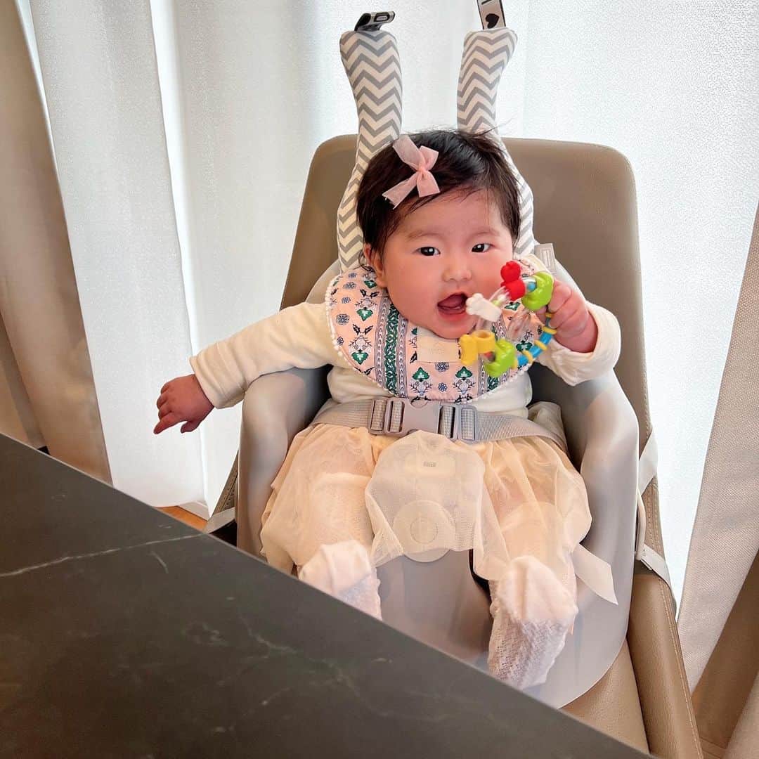 樋浦舞花さんのインスタグラム写真 - (樋浦舞花Instagram)「・ 我が家で大活躍すぎるベビーチェア💺🫧 本当に本当に大助かりグッズでおすすめなので紹介しますっ🫡🫶🏻  セカンド抱っこ紐を使い倒した @smorbi_jp の bonbebe多機能ジャンボシート💺  あんちゃんお座りはまだ完全にできないけど 3ヶ月過ぎてから寝っ転がってるより大人と同じ目線でいる方が楽しそうで…！ ベビーチェアを探していて このsmorbiの多機能チェアに決めました❣️  このチェアの何よりの特徴は 首座り前から最長5年使用可能で 赤ちゃんの成長に合わせたいろーんな使い方ができること❤️‍🔥  テーブルを設置できるから 食事用テーブルやトイテーブルに使えたり  ダイニング椅子に固定することが出来たり  カートモードにできてリードで遊ぶことが出来たりなどなど  本当にたくさんの機能があるの！最高🥹  パーツとか別途購入する必要はなく 最初から全部セットでついてくるのも嬉しい🥹❤️‍🔥  余裕のあるサイズ感だからムチムチ赤ちゃんでも安心だよ😙  頭とお尻のクッションも可愛いし座り心地良さそう😍  我が家では毎日かなり使っていて あんちゃんの気分転換になってて しばらくニコニコおもちゃで遊んでくれてたり グズグズの中家事とかしなきゃな時は 洗面所とかキッチンまでチェア持ってきて 座らせてるとご機嫌に待っててくれるの！ 超助かってる😭🙏🏻❤️‍🔥  外出先にも持って行って 付属のベルトを大人の椅子に取り付けると 嬉しそうにしてるの可愛い＆抱っこしてなくていいの楽すぎるー😆🫰🏻  離乳食もしばらくはこのチェアであげる予定🤭（シリコンビブもセットでついてくる❣️）  これからもだいぶ長いことお世話になりそうな予感😆❤️❤️  ベビーチェア探してる人はめっちゃオススメだよー🫶🏻💓  @smorbi_jp のベビーアイテムは本当に信頼しかなくて 何か欲しい時はまずsmorbiのサイトチェックしてる🫣笑 どれも買いやすい価格帯だし ベビーグッズの激推しブランド！！♡  いろーんなアイテムがあるからぜひ見てみて😀  私はこれからの時期にスリング抱っこ紐、 梅雨に向けてベビーカーのレインカバーが気になってる🤭  #ベビーチェア #スモルビ #ローチェア #ハイチェア #第一子出産 #第一子誕生 #女の子ママ #女の子ベビー #第一子妊娠 #マタニティライフ #マタニティ生活 #新米ママ #子育て #子育てママ #子育て日記 #ママ垢 #親バカ #親バカ部　#ベビフル #ママリ #コドモノ #成長記録 #令和4年ベビー #寅年ベビー #生後6ヶ月  #赤ちゃんのいる生活 #赤ちゃんのいる暮らし #ベビスタグラム」3月27日 19時27分 - hiura_maika