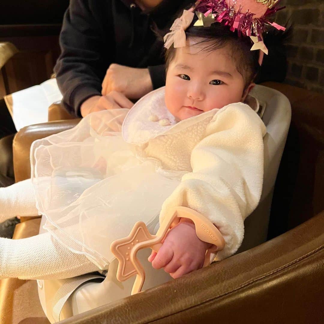 樋浦舞花さんのインスタグラム写真 - (樋浦舞花Instagram)「・ 我が家で大活躍すぎるベビーチェア💺🫧 本当に本当に大助かりグッズでおすすめなので紹介しますっ🫡🫶🏻  セカンド抱っこ紐を使い倒した @smorbi_jp の bonbebe多機能ジャンボシート💺  あんちゃんお座りはまだ完全にできないけど 3ヶ月過ぎてから寝っ転がってるより大人と同じ目線でいる方が楽しそうで…！ ベビーチェアを探していて このsmorbiの多機能チェアに決めました❣️  このチェアの何よりの特徴は 首座り前から最長5年使用可能で 赤ちゃんの成長に合わせたいろーんな使い方ができること❤️‍🔥  テーブルを設置できるから 食事用テーブルやトイテーブルに使えたり  ダイニング椅子に固定することが出来たり  カートモードにできてリードで遊ぶことが出来たりなどなど  本当にたくさんの機能があるの！最高🥹  パーツとか別途購入する必要はなく 最初から全部セットでついてくるのも嬉しい🥹❤️‍🔥  余裕のあるサイズ感だからムチムチ赤ちゃんでも安心だよ😙  頭とお尻のクッションも可愛いし座り心地良さそう😍  我が家では毎日かなり使っていて あんちゃんの気分転換になってて しばらくニコニコおもちゃで遊んでくれてたり グズグズの中家事とかしなきゃな時は 洗面所とかキッチンまでチェア持ってきて 座らせてるとご機嫌に待っててくれるの！ 超助かってる😭🙏🏻❤️‍🔥  外出先にも持って行って 付属のベルトを大人の椅子に取り付けると 嬉しそうにしてるの可愛い＆抱っこしてなくていいの楽すぎるー😆🫰🏻  離乳食もしばらくはこのチェアであげる予定🤭（シリコンビブもセットでついてくる❣️）  これからもだいぶ長いことお世話になりそうな予感😆❤️❤️  ベビーチェア探してる人はめっちゃオススメだよー🫶🏻💓  @smorbi_jp のベビーアイテムは本当に信頼しかなくて 何か欲しい時はまずsmorbiのサイトチェックしてる🫣笑 どれも買いやすい価格帯だし ベビーグッズの激推しブランド！！♡  いろーんなアイテムがあるからぜひ見てみて😀  私はこれからの時期にスリング抱っこ紐、 梅雨に向けてベビーカーのレインカバーが気になってる🤭  #ベビーチェア #スモルビ #ローチェア #ハイチェア #第一子出産 #第一子誕生 #女の子ママ #女の子ベビー #第一子妊娠 #マタニティライフ #マタニティ生活 #新米ママ #子育て #子育てママ #子育て日記 #ママ垢 #親バカ #親バカ部　#ベビフル #ママリ #コドモノ #成長記録 #令和4年ベビー #寅年ベビー #生後6ヶ月  #赤ちゃんのいる生活 #赤ちゃんのいる暮らし #ベビスタグラム」3月27日 19時27分 - hiura_maika