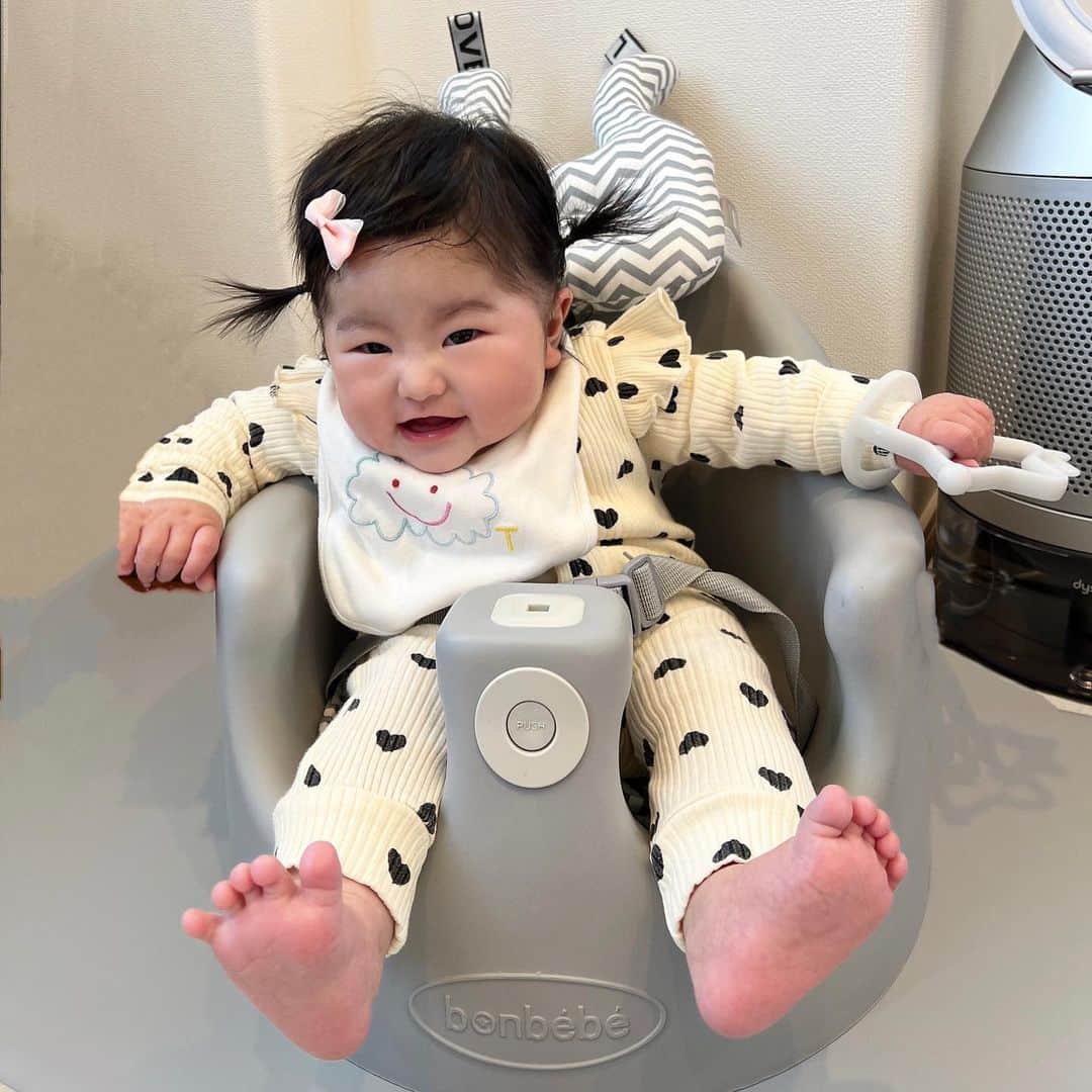 樋浦舞花さんのインスタグラム写真 - (樋浦舞花Instagram)「・ 我が家で大活躍すぎるベビーチェア💺🫧 本当に本当に大助かりグッズでおすすめなので紹介しますっ🫡🫶🏻  セカンド抱っこ紐を使い倒した @smorbi_jp の bonbebe多機能ジャンボシート💺  あんちゃんお座りはまだ完全にできないけど 3ヶ月過ぎてから寝っ転がってるより大人と同じ目線でいる方が楽しそうで…！ ベビーチェアを探していて このsmorbiの多機能チェアに決めました❣️  このチェアの何よりの特徴は 首座り前から最長5年使用可能で 赤ちゃんの成長に合わせたいろーんな使い方ができること❤️‍🔥  テーブルを設置できるから 食事用テーブルやトイテーブルに使えたり  ダイニング椅子に固定することが出来たり  カートモードにできてリードで遊ぶことが出来たりなどなど  本当にたくさんの機能があるの！最高🥹  パーツとか別途購入する必要はなく 最初から全部セットでついてくるのも嬉しい🥹❤️‍🔥  余裕のあるサイズ感だからムチムチ赤ちゃんでも安心だよ😙  頭とお尻のクッションも可愛いし座り心地良さそう😍  我が家では毎日かなり使っていて あんちゃんの気分転換になってて しばらくニコニコおもちゃで遊んでくれてたり グズグズの中家事とかしなきゃな時は 洗面所とかキッチンまでチェア持ってきて 座らせてるとご機嫌に待っててくれるの！ 超助かってる😭🙏🏻❤️‍🔥  外出先にも持って行って 付属のベルトを大人の椅子に取り付けると 嬉しそうにしてるの可愛い＆抱っこしてなくていいの楽すぎるー😆🫰🏻  離乳食もしばらくはこのチェアであげる予定🤭（シリコンビブもセットでついてくる❣️）  これからもだいぶ長いことお世話になりそうな予感😆❤️❤️  ベビーチェア探してる人はめっちゃオススメだよー🫶🏻💓  @smorbi_jp のベビーアイテムは本当に信頼しかなくて 何か欲しい時はまずsmorbiのサイトチェックしてる🫣笑 どれも買いやすい価格帯だし ベビーグッズの激推しブランド！！♡  いろーんなアイテムがあるからぜひ見てみて😀  私はこれからの時期にスリング抱っこ紐、 梅雨に向けてベビーカーのレインカバーが気になってる🤭  #ベビーチェア #スモルビ #ローチェア #ハイチェア #第一子出産 #第一子誕生 #女の子ママ #女の子ベビー #第一子妊娠 #マタニティライフ #マタニティ生活 #新米ママ #子育て #子育てママ #子育て日記 #ママ垢 #親バカ #親バカ部　#ベビフル #ママリ #コドモノ #成長記録 #令和4年ベビー #寅年ベビー #生後6ヶ月  #赤ちゃんのいる生活 #赤ちゃんのいる暮らし #ベビスタグラム」3月27日 19時27分 - hiura_maika