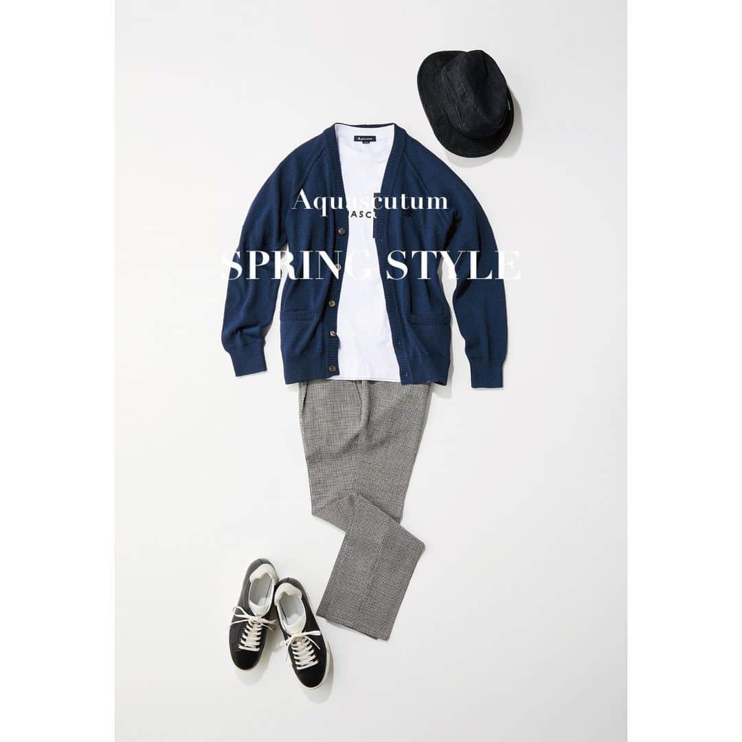 アクアスキュータムのインスタグラム：「. Aquascutum Men 2023 Spring&Summer  おすすめコーディネート紹介！  夏まで着れる涼しげなリネン混のカジュアルコーディネート🌿 デニム調に仕上げたカーディガンは、ナチュラルで涼しげな印象を与えてくれます。 メランジでデニムを表現することで奥行きのある色味です。また、ソフトな風合いでAQらしいエレガントなトラウザースも夏に向けても長く愛用できるアイテムです。 デニムハットとレザースニーカーで小物に遊び心を持たせたコーディネートになっております。  2203260004 #CO/LIデニム調カーデ  2203272105 #AQロゴプリントT  2203244014 #ClubCheckSeersuckerTrousers  2203291113 #DenimHAT×JapanBlue  #aquascutum #アクアスキュータム #trenchcoat #springcoat #london #トレンチコート #スプリングス　#英国　#トラッド　#ロンドン」