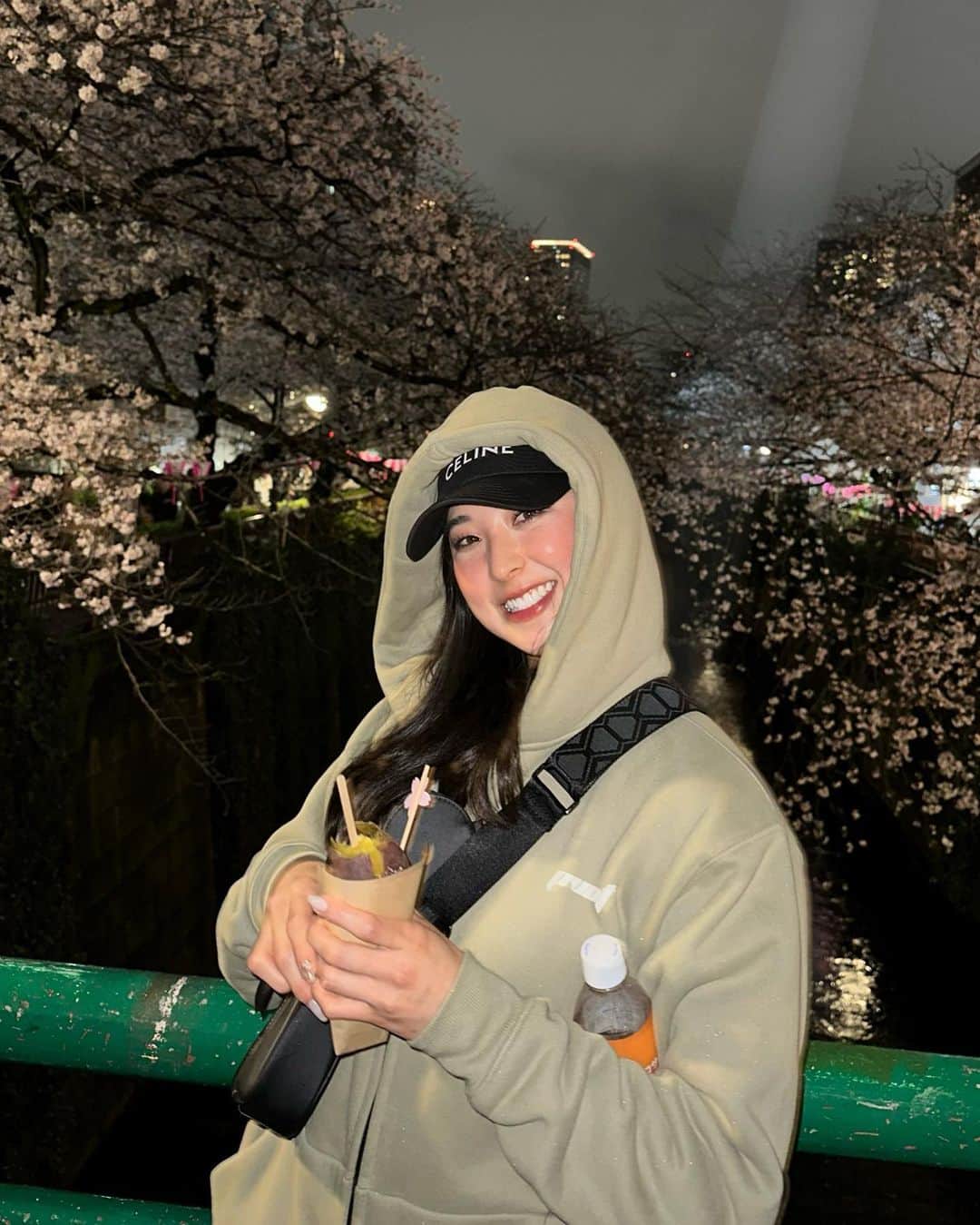 ちゃぴさんさんのインスタグラム写真 - (ちゃぴさんInstagram)「東京の夜桜すごく綺麗やった🌸  上向いたら薄目になってちゃんと桜見れないみたいな絶妙な雨やったけど😂  いっぱい写真撮って観光客して楽しかった〜！」3月27日 19時33分 - nagichapi