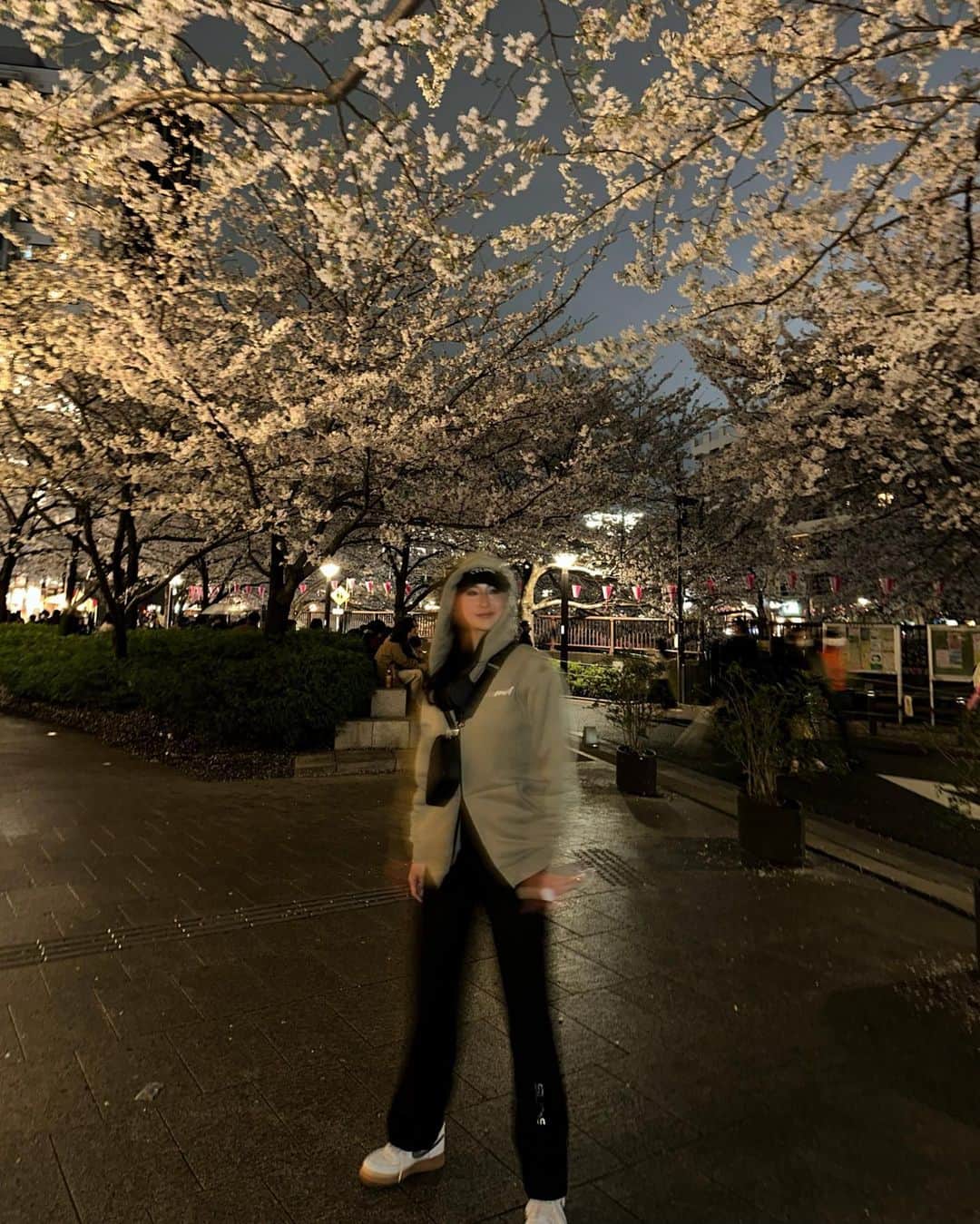 ちゃぴさんさんのインスタグラム写真 - (ちゃぴさんInstagram)「東京の夜桜すごく綺麗やった🌸  上向いたら薄目になってちゃんと桜見れないみたいな絶妙な雨やったけど😂  いっぱい写真撮って観光客して楽しかった〜！」3月27日 19時33分 - nagichapi