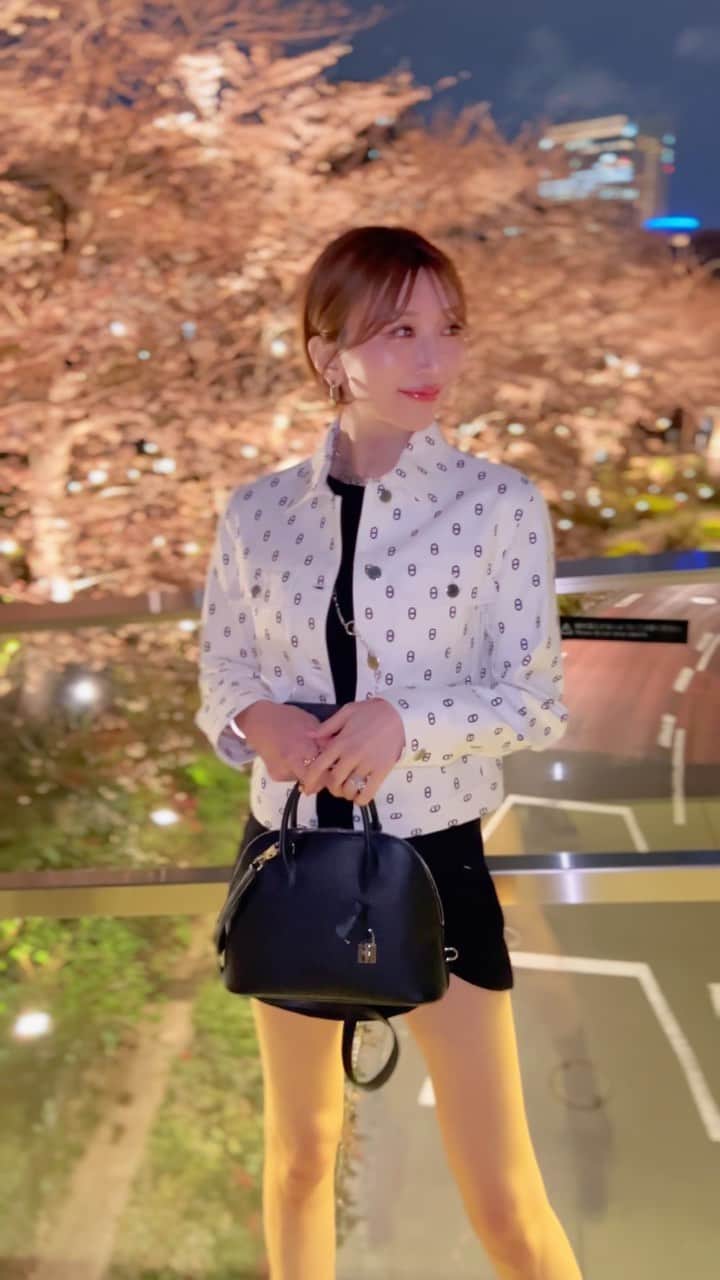 JUNKO（飯田順子）のインスタグラム：「目が泳いでる🙄🙄🙄 🌸🌸🌸 ・ ・ #桜#さくら#🌸#東京ミッドタウン #桜スポット #お花見スポット #夜桜 #夜桜ライトアップ #ライトアップ  #tokoyomidtown #お花見巡り #六本木#roppongi  #japan #cherryblossom」
