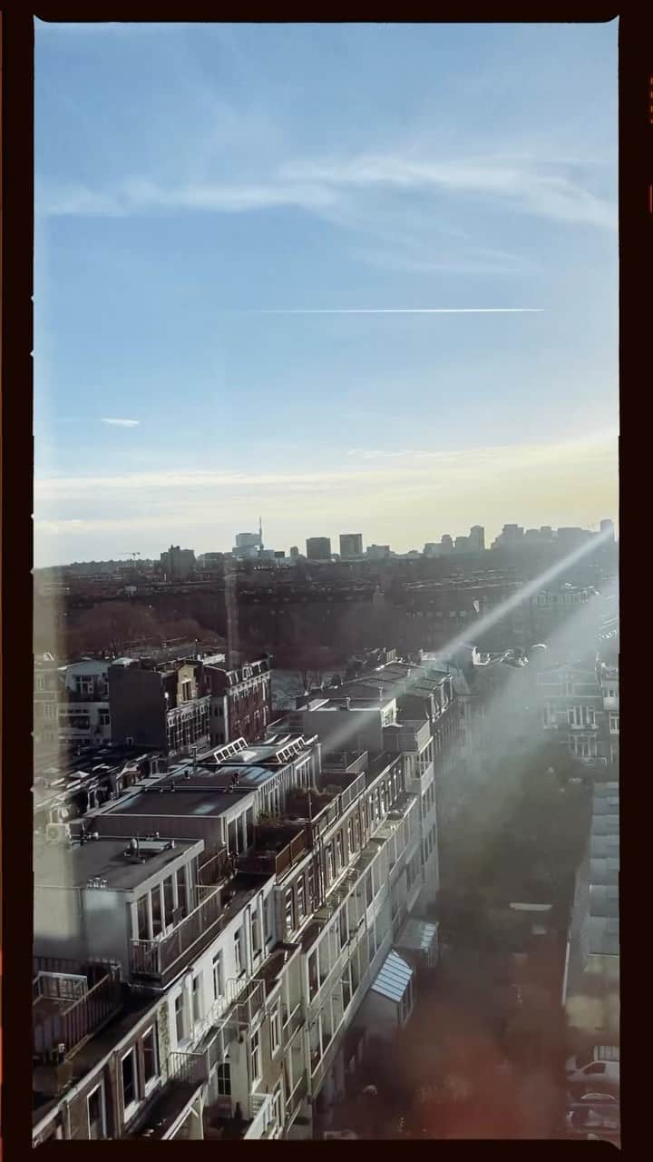 ヤナ・スクラのインスタグラム：「Overzicht. Ik zong een liedje met Harm Goslink op een bruiloft van onze vrienden. Ik zag een pruikhond in het water. Een boek van Marjolijn en een dichtbundel van Joost zijn uit. Lammetjes moesten geaaid. Ik rook niet, spreek geen Frans en bezit geen baret. Verder ga ik nu de nieuwe show voorbereiden.」