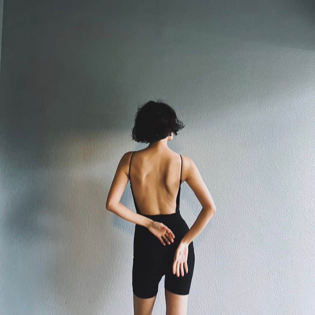 安藤沙耶香のインスタグラム：「毎回 すぐにsold outしてしまう back open swim inner  インナーとしても スイムとしても使えるこの子は  ものすごく伸びる生地に対して 限りなく細くした肩紐と 限りなく開けた背中のデザインと 股のスナップが 工程多すぎてもう本当に工場さん泣かせなので 数多く作れないのが難点  たくさんは作れないけれど やっぱり推しの一枚で とってもリクエストも多いので 今年も出します✨  @nala_jp のオールインワンや バックオープンに合わせるのはもちろん（背中の開きがピッタリにできてます）  スパッツやデニムとも合わせたい♡  スイムとしても タウンでも トレーニングやサウナでも たくさんのシーンに使っていただきたい一枚です♡  #nala #nala_jp #swimwear #training  #sauna  #スイムウェア #トレーニングウェア  #サウナ」