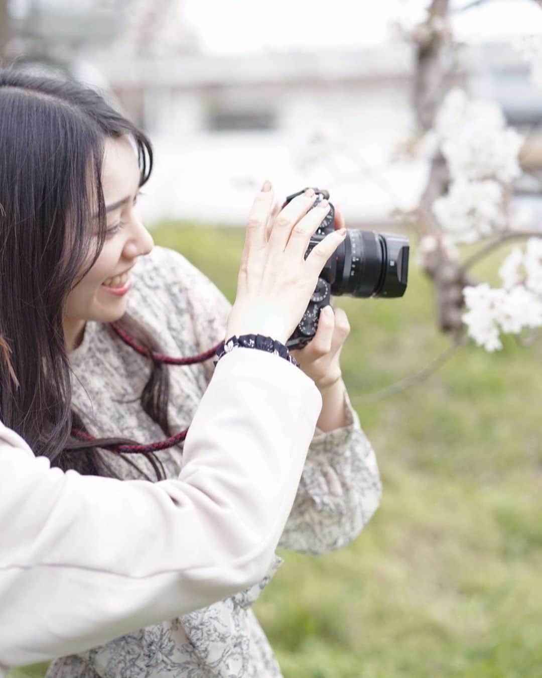 林花音さんのインスタグラム写真 - (林花音Instagram)「めっちゃ笑ってる🤭 カメラ楽しい…📷 ・ 2枚目はシャボンさんに教えてもらってるの図 ・ ・ ・ ・ ・ ・ ・ ・ #カメラ女子 #東京カメラ部 #桜 #お花見 #お花見スポット #桜撮影 #ポートレート #ポトレ女子 #東京カメラ女子 #jp_portrait部 #jp_portrait_collection #jp_portrait #その瞬間に物語を」3月27日 19時35分 - _0403_h
