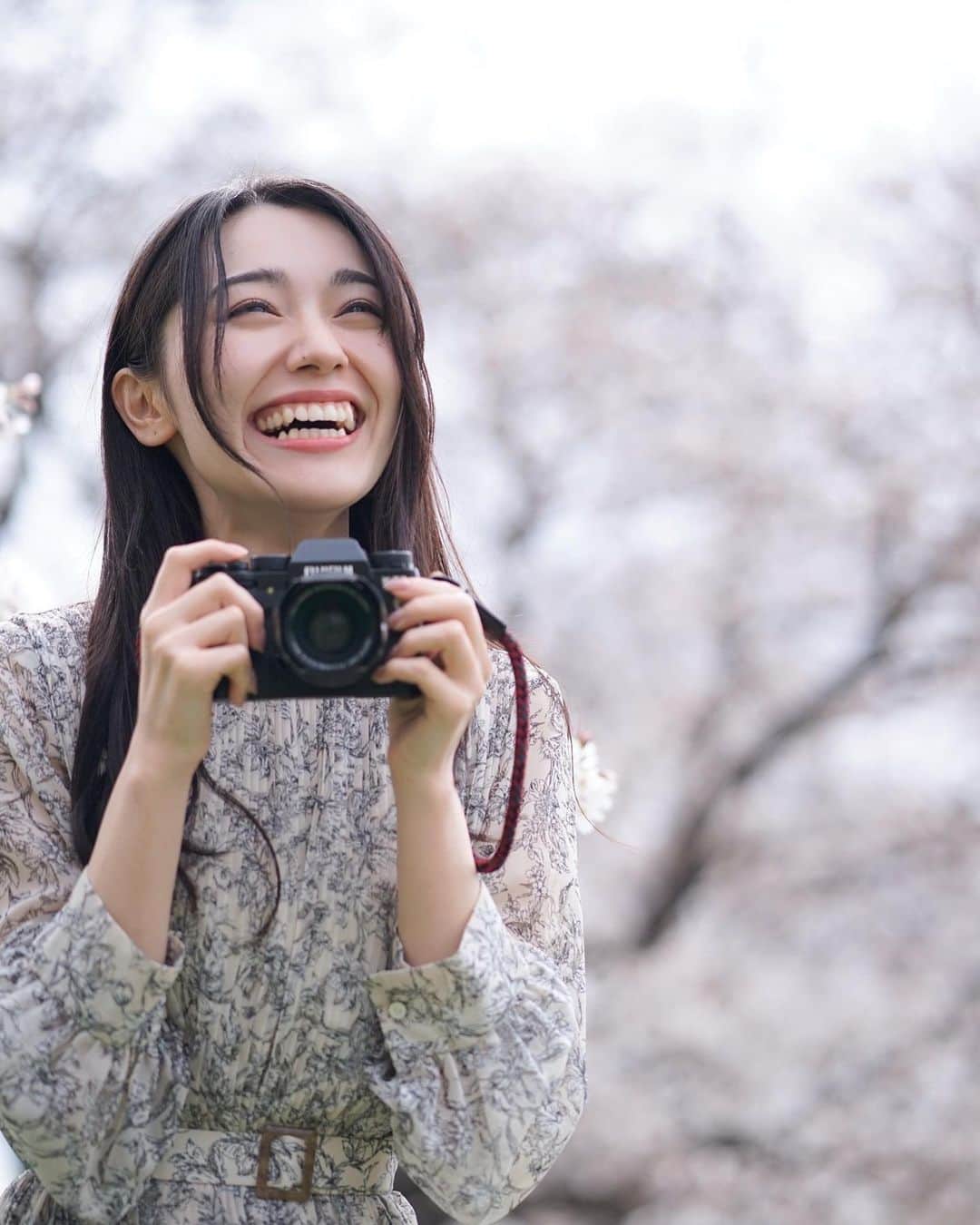 林花音のインスタグラム：「めっちゃ笑ってる🤭 カメラ楽しい…📷 ・ 2枚目はシャボンさんに教えてもらってるの図 ・ ・ ・ ・ ・ ・ ・ ・ #カメラ女子 #東京カメラ部 #桜 #お花見 #お花見スポット #桜撮影 #ポートレート #ポトレ女子 #東京カメラ女子 #jp_portrait部 #jp_portrait_collection #jp_portrait #その瞬間に物語を」