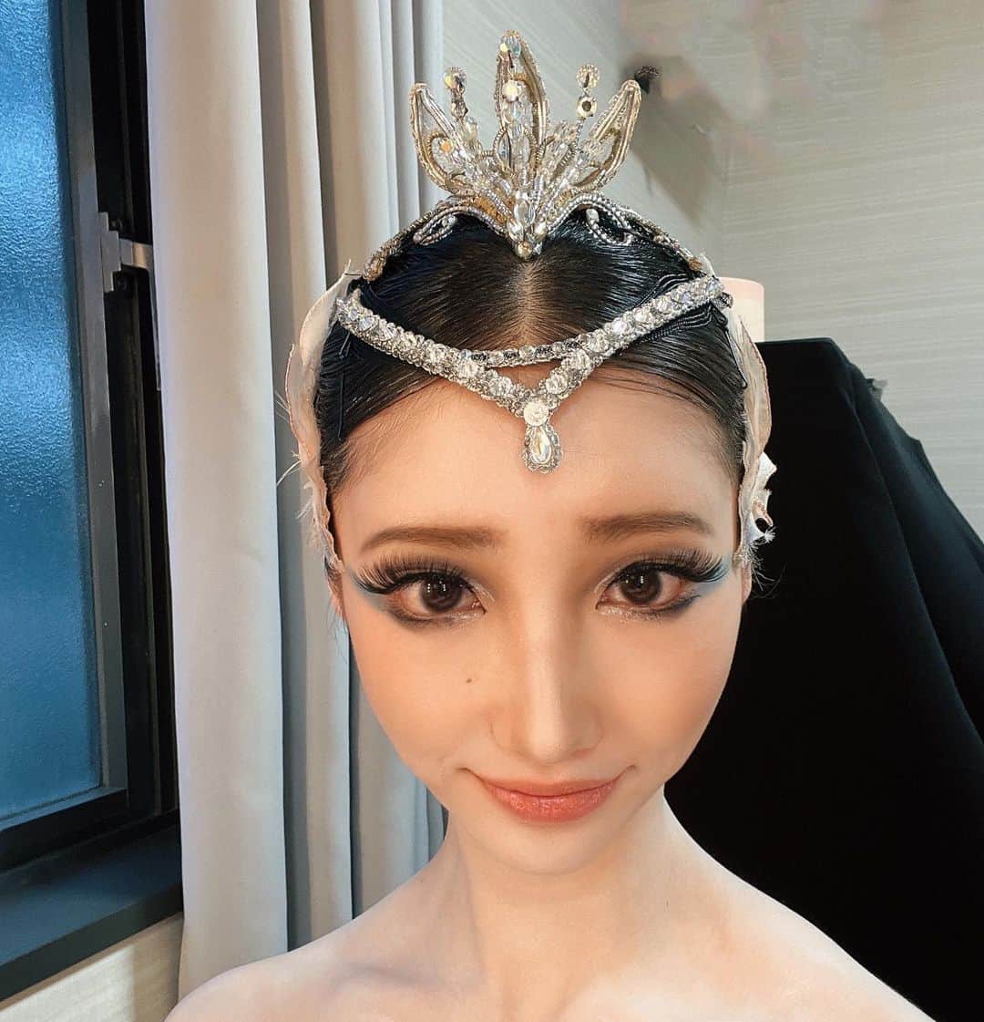 飯島望未のインスタグラム：「恒例になりつつある 舞台メイクの投稿。  ホワイトちゃんは指定のブルーに加え羽のように白いラインをぴっと目尻に入れてみました。  目頭には少しラメで涙っぽく。  黒みちゃんは 赤を衣装に合わせて目頭と目尻に。 眉毛も山をあげて 茶色っぽい深い赤のリップにしてみました。  メイクを楽しみにしてくれている方々がいて嬉しいです🥰」
