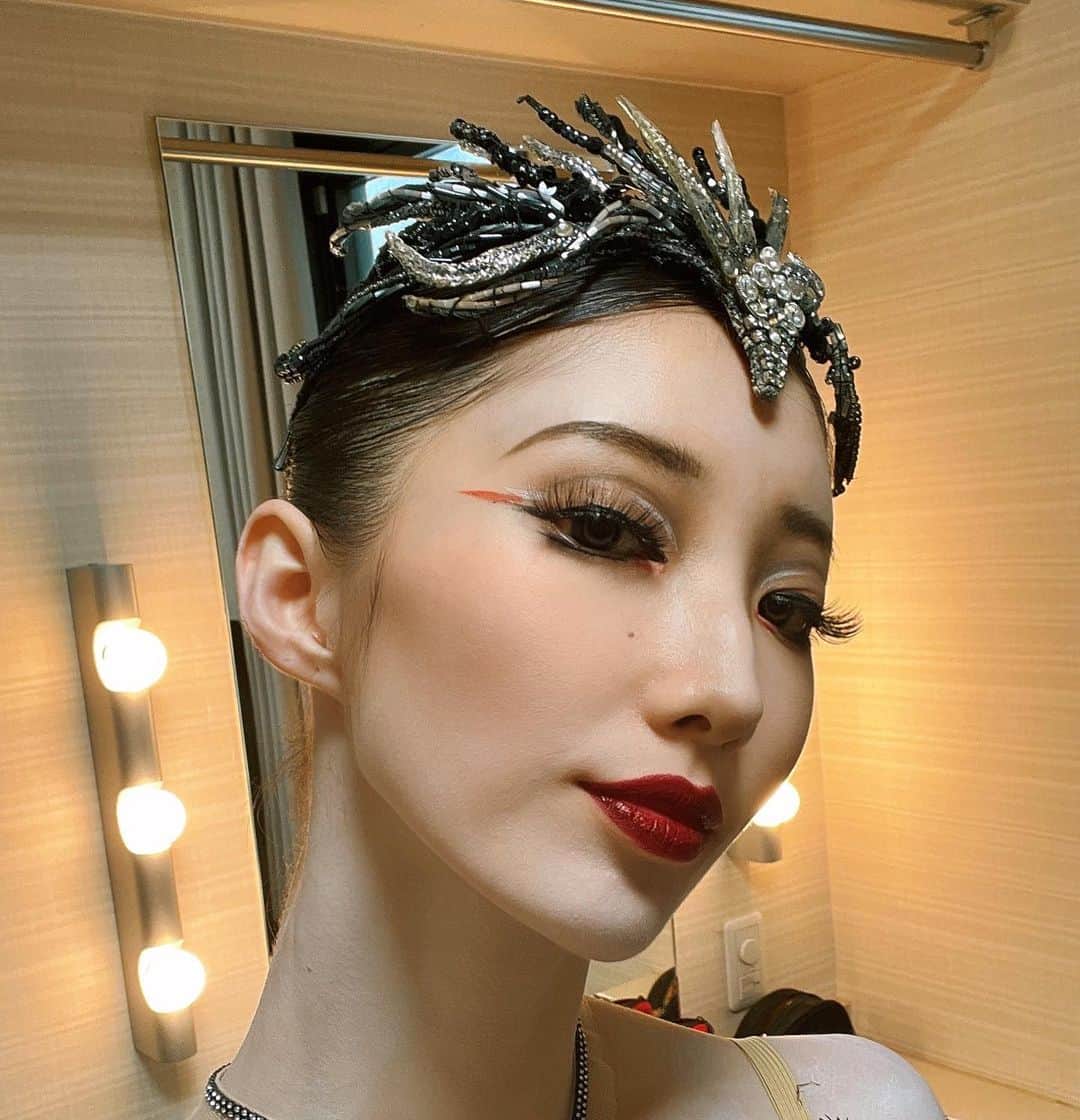 飯島望未さんのインスタグラム写真 - (飯島望未Instagram)「恒例になりつつある 舞台メイクの投稿。  ホワイトちゃんは指定のブルーに加え羽のように白いラインをぴっと目尻に入れてみました。  目頭には少しラメで涙っぽく。  黒みちゃんは 赤を衣装に合わせて目頭と目尻に。 眉毛も山をあげて 茶色っぽい深い赤のリップにしてみました。  メイクを楽しみにしてくれている方々がいて嬉しいです🥰」3月27日 19時36分 - nozo0806