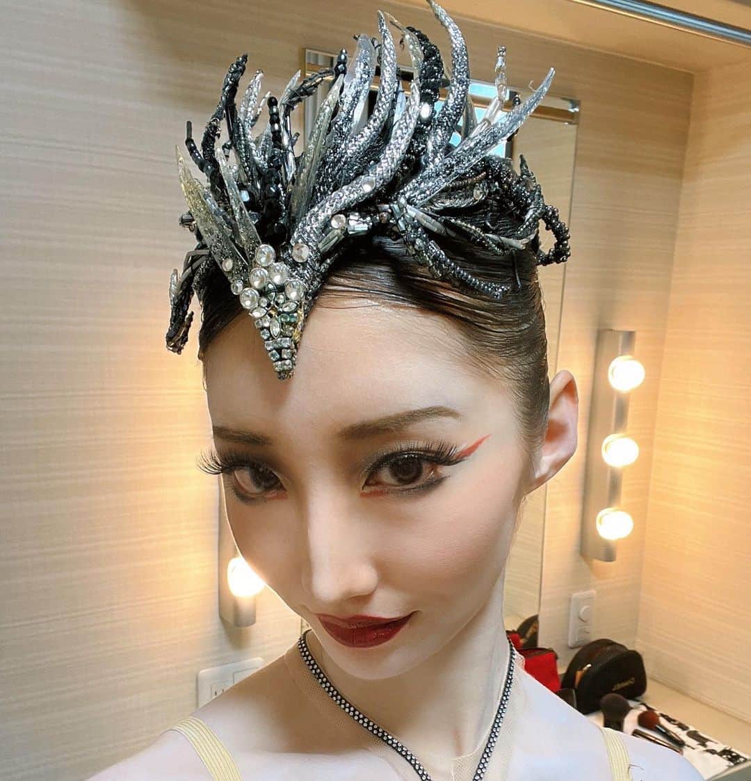 飯島望未さんのインスタグラム写真 - (飯島望未Instagram)「恒例になりつつある 舞台メイクの投稿。  ホワイトちゃんは指定のブルーに加え羽のように白いラインをぴっと目尻に入れてみました。  目頭には少しラメで涙っぽく。  黒みちゃんは 赤を衣装に合わせて目頭と目尻に。 眉毛も山をあげて 茶色っぽい深い赤のリップにしてみました。  メイクを楽しみにしてくれている方々がいて嬉しいです🥰」3月27日 19時36分 - nozo0806