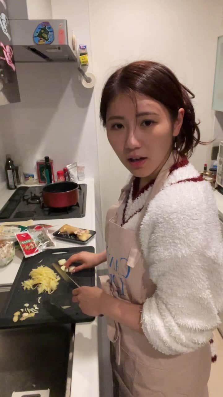 西野未姫のインスタグラム：「ナッツの蜂蜜漬けと薬膳スープ作り☺️」