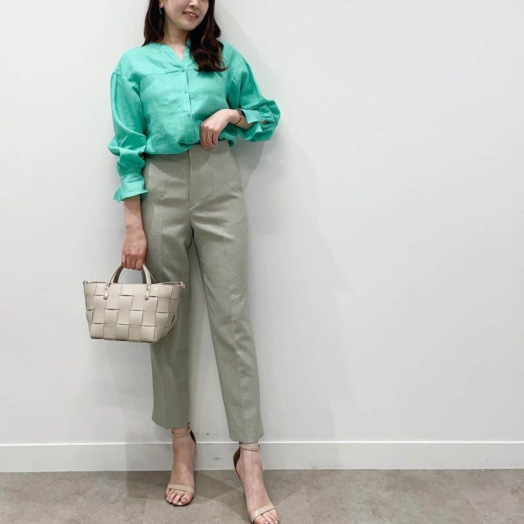 cdec_official Aesthetic Senseのインスタグラム：「【NEW ARRIVAL】 2023 Spring LOOK BOOKスタイリングをスタッフが着用をしてリアルにご紹介！  リネン素材のシャツブラウスをパンツスタイルで着回し♪  2style共通 ✴︎ blouse （全5色） No.187-86401 ¥16,940 (tax in)  style1 ✴︎pants No.187-66403 ¥19,250(tax in) ✴︎bag No.187-06005 ¥11,000(tax in)  style2 ✴︎pants No.187-61006 ¥16,500(tax in) ✴︎bag No.187-06005 ¥11,000(tax in)  ◆画面タップで、商品ページをご覧頂けます . .  #クードシャンス #2023#2023ss#ファッション #ファッションコーデ #おしゃれさんと繋がりたい #ファッション好きな人と繋がりたい  #春物#春コーデ#春夏#夏コーデ#リネン#リネンブラウス#カラーブラウス#新作コーデ#シャツコーデ#着回しコーデ#デニムコーデ#グリーンコーデ」