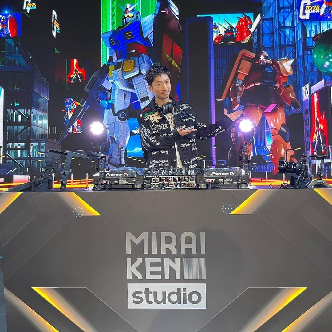 MAKIDAIさんのインスタグラム写真 - (MAKIDAIInstagram)「「ガンダムカンファレンス SPRING 2023」 ガンダムメタバースのオープンに先駆けてバンダイナムコエンターテインメント本社にある「MIRAIKEN studio」にてXR DJ PEFORMANCEをさせて頂きました🔊✨  未来に向けて夢のある本当に素敵なプロジェクト✨ 今回の出演のお誘い頂いたバンダイナムコグループ　チーフガンダムオフィサーの藤原さん,スタッフの皆さま,本当にありがとうございました😆✨ #実は中学の同級生 #色々な繋がりが #当時からすると #今という未来を作ってくれているように #これからの夢ある未来に繋がりますように #GUNDAM#metaverse」3月27日 19時46分 - exile_makidai_pkcz
