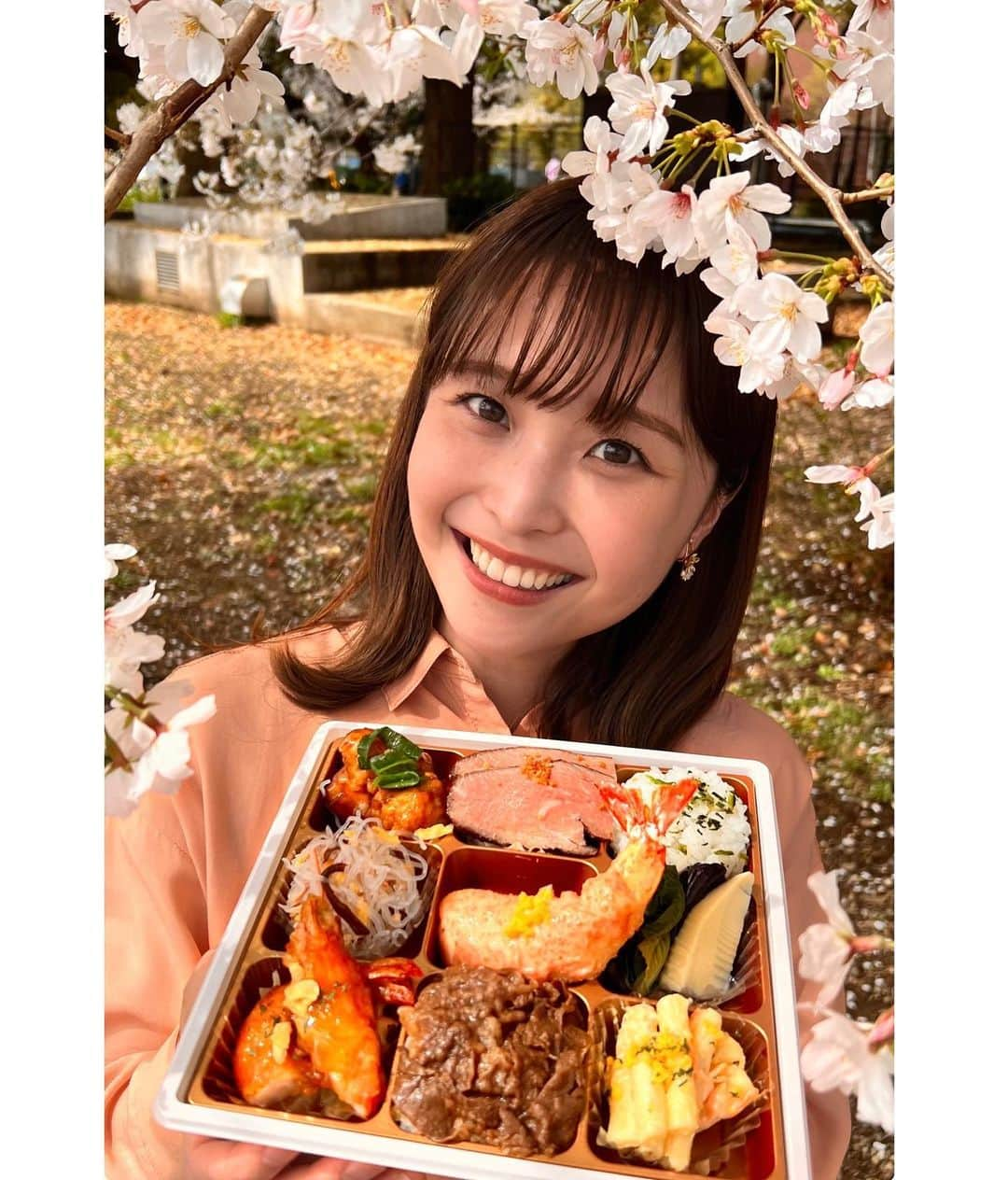 渡邊渚のインスタグラム：「今日のうま撮は『デパ地下🌸春の行楽弁当』 ロケの日は奇跡的に晴れて、桜の下で食リポ。 桜を見に行きたくてウズウズしていたので、念願叶って、満開の時に見られてよかった〜！ 美しい桜の下では花粉なんて忘れますね😊  来週からはFNSご当地うま撮グランプリも始まります。お楽しみに！  ではおやすみなさい  #めざましテレビ#うま撮#お花見#お弁当#桜#🌸」