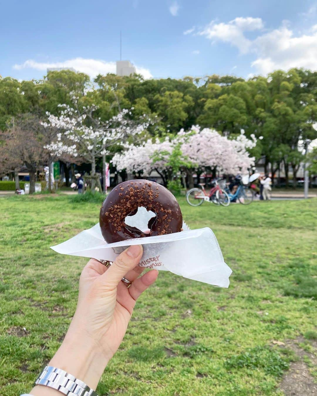 _hw_em11さんのインスタグラム写真 - (_hw_em11Instagram)「🍩  ランチして、お花見へ🌸 ドーナツもコーヒーも まぁちゃんとお話ししながらだと楽しくって美味しい💕  . . #dounuts  #花見 #桜 #長居公園 #ミスタードーナツ #misterdonut」3月27日 19時40分 - _hw_em11