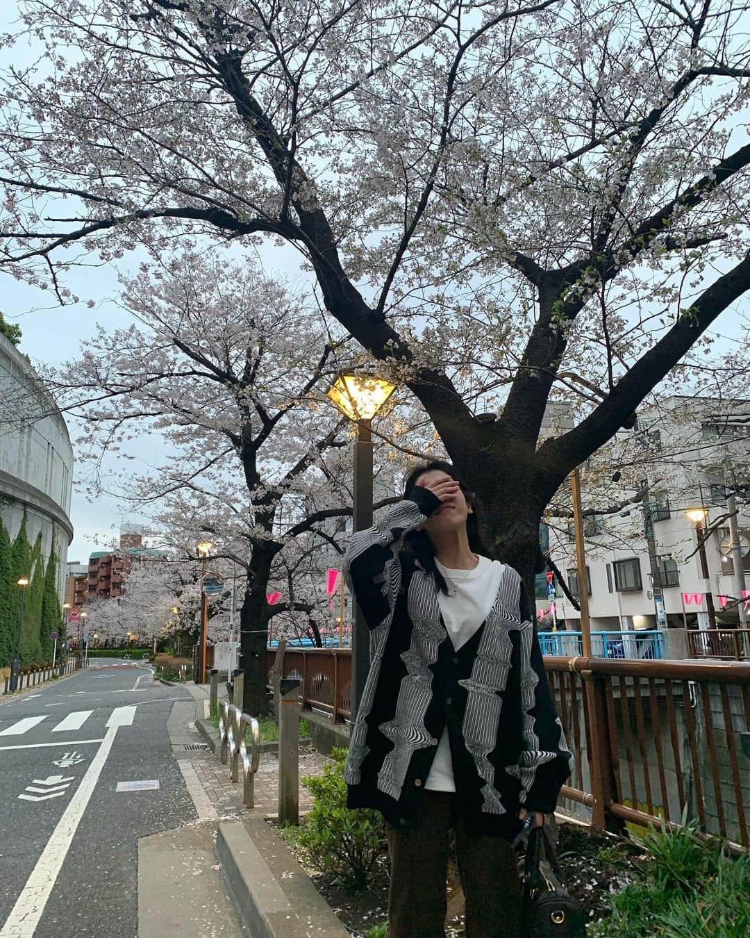 田野優花さんのインスタグラム写真 - (田野優花Instagram)「桜と撮る時このポーズするひといなそうだから載せよっと #風が目にしみたのよ」3月27日 19時40分 - tanoyuka_official