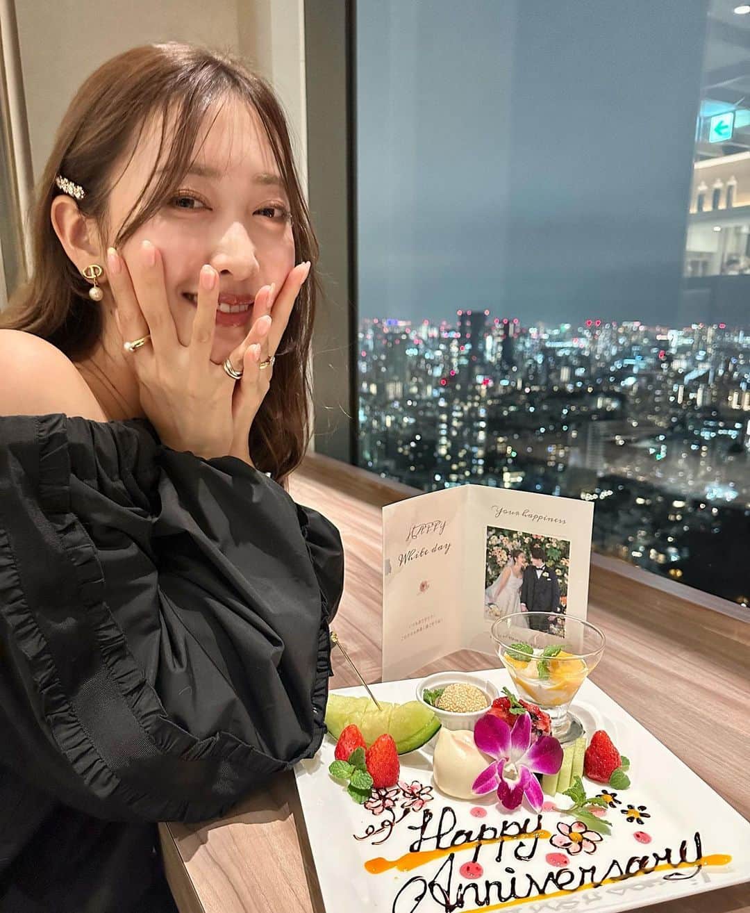 のインスタグラム：「ホワイトデーディナーに 恵比寿ガーデンプレイスにある LUCIS GARDENへ行ってきました🍴  @lucisgardenebisu   39階から見える夜景を見ながら とっても美味しい中華のコース🇨🇳🫶  全部美味しかったけど、 大好きな海老チリと坦々麺が美味しすぎた😍  嬉しい写真付きのメッセージカードも🥹💗  記念日やお誕生日に、Annyお祝い体験で ぴったりなお店を予約することができます🙆‍♀️  予約の際に合わせてメッセージカードの予約もできるから 思い出に残したい日にとってもおすすめ！  @anny_oiwaitaiken   #annyお祝い体験  #LUCISGARDEN #最高の一生に一度をあなたに」